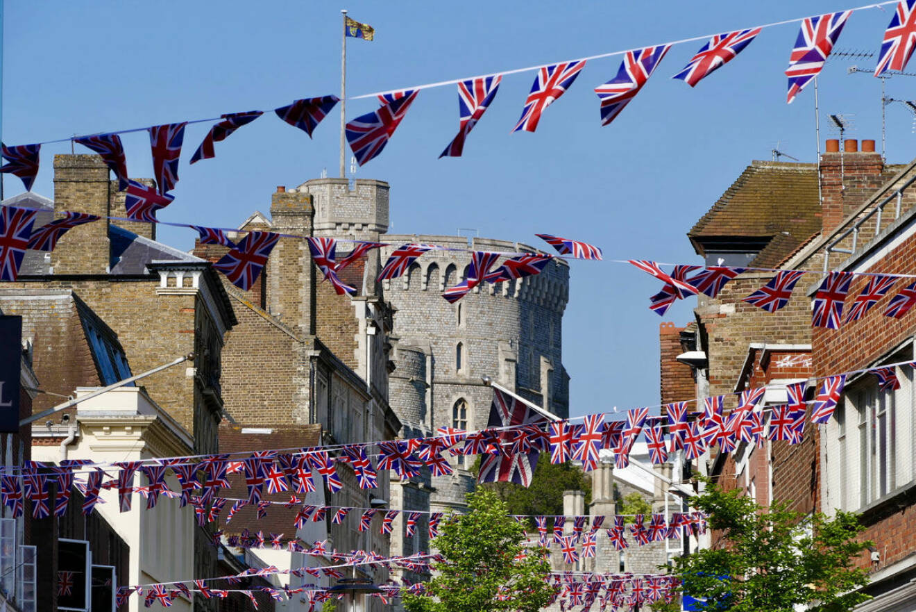 Brittiska flaggan Union Jack hänger överallt som vimplar över Windsor