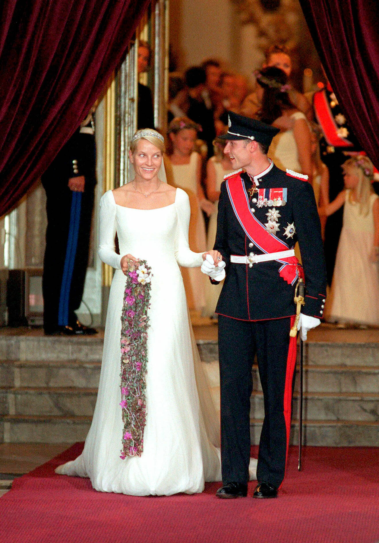 25 augusti 2001 kom kronprinsessan Mette-Marit och kronprins Haakon ut från Oslos domkyrka som nygifta!
