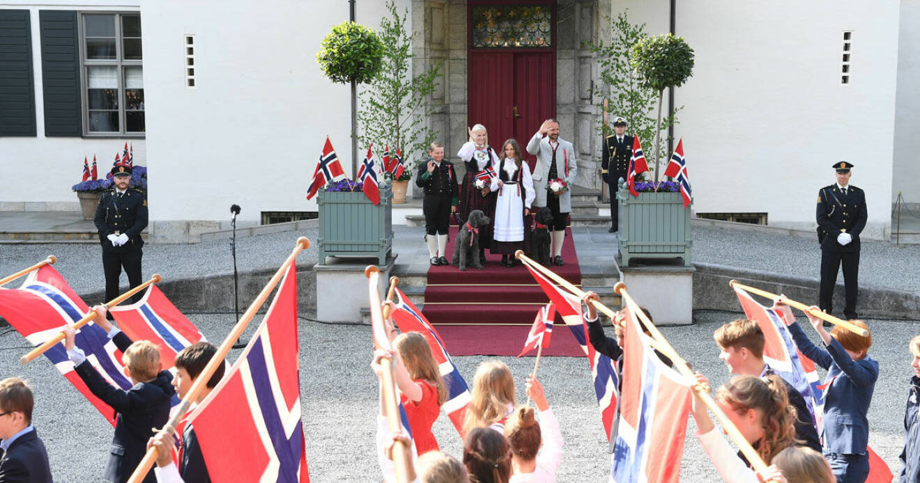 Kronprinsessan Mette-Marit, kronprins Haakon och barnen Sverre-Magnus och Ingrid Alexandra vinkade från slottstrappan.