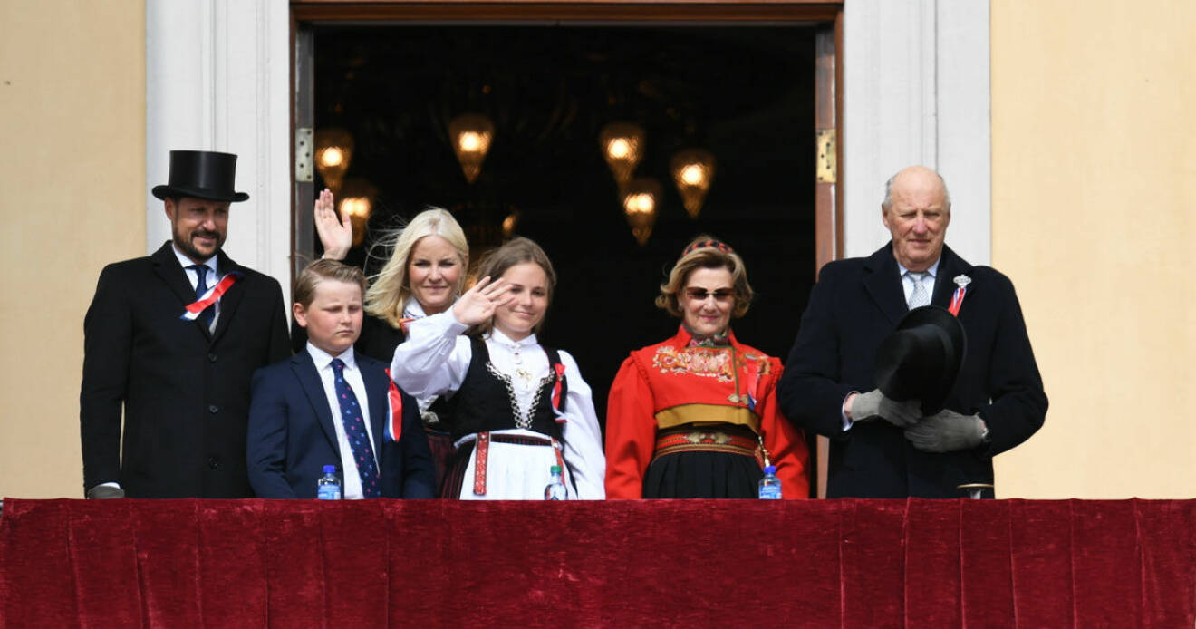 Kronprins Haakon, Sverre Magnus, kronprinsessan Mette-Marit, Ingrid Alexandra och kungaparet Harald och Sonja firade från balkongen. 