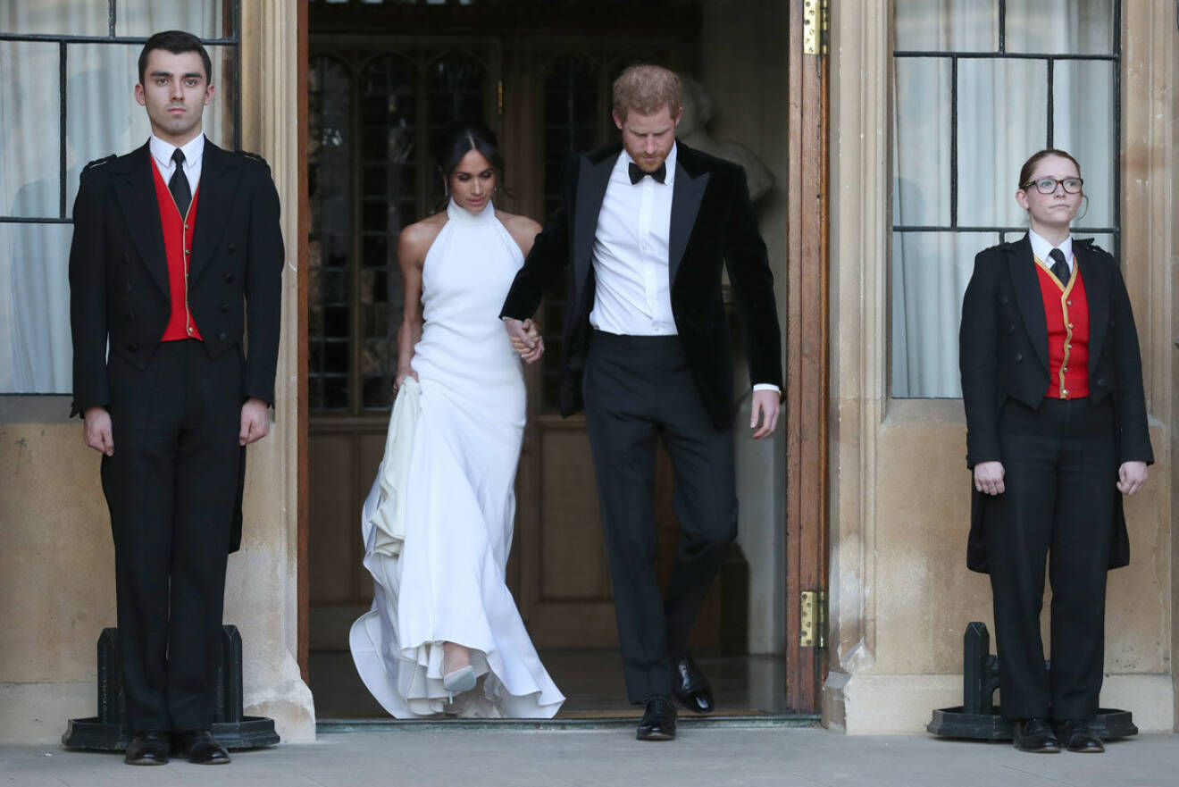 Prins Harry och Meghan påväg till bröllopsfesten.