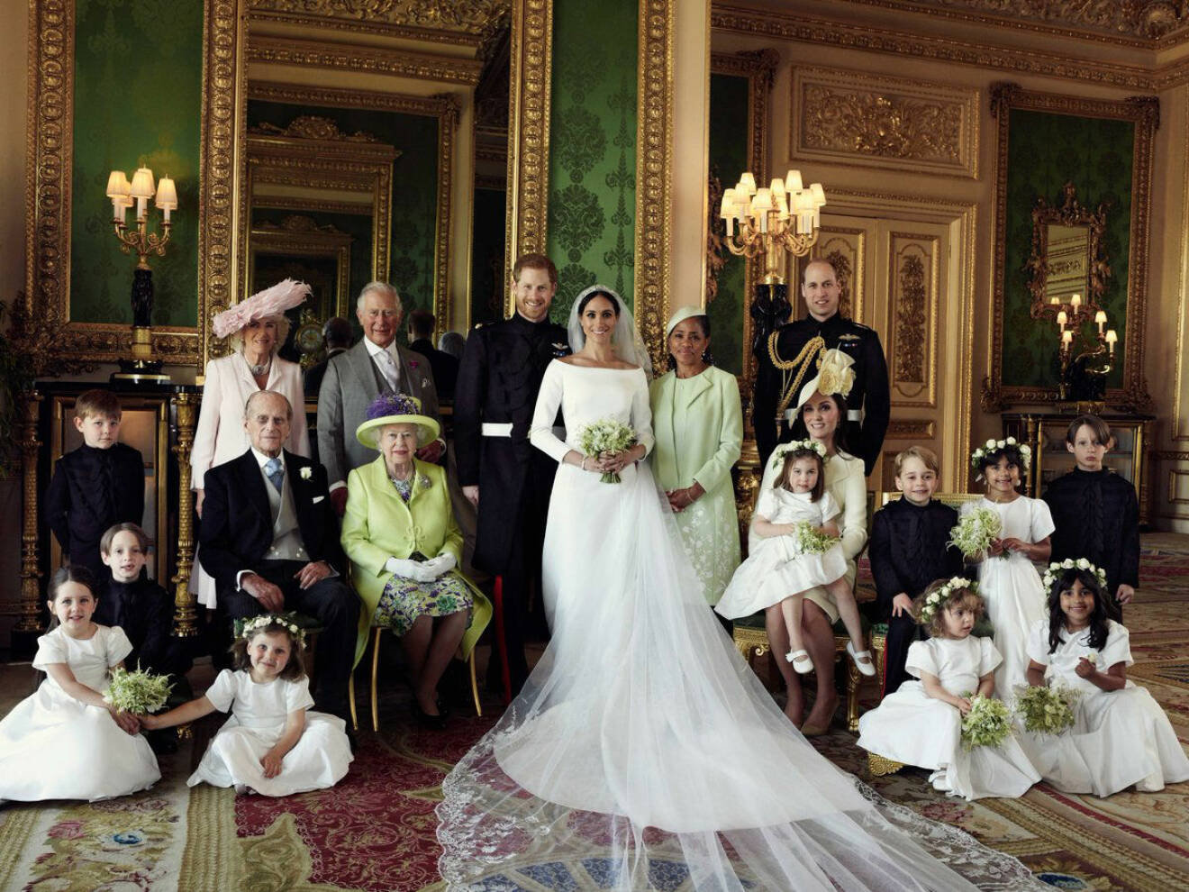 Kensington Palace släppte under måndagen nya bilder på Meghan och Harry med hela kungafamiljen