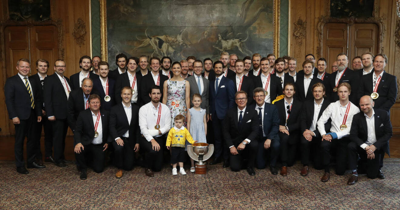 Kronprinsessan Victoria och prins Daniel samt deras barn prins Oscar och prinsessan Estelle samt prins Carl Philip med hockeyhjältarna.