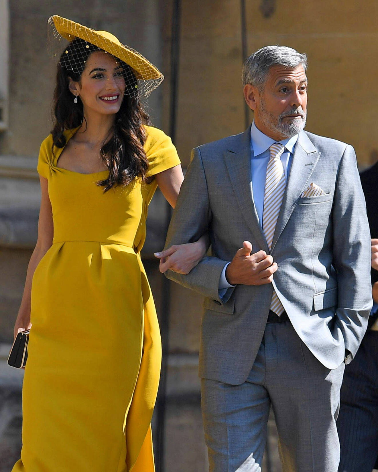 Amal Clooney och George Clooney under Harry och Meghans bröllop. 