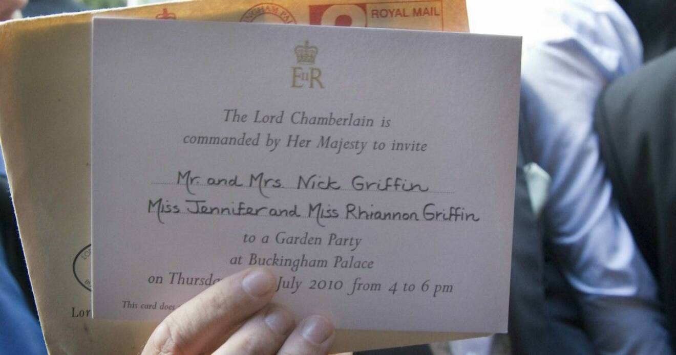 Så här ser det ut – det åtråvärda inbjudningskortet till drottning Elizabeths gardenparty.