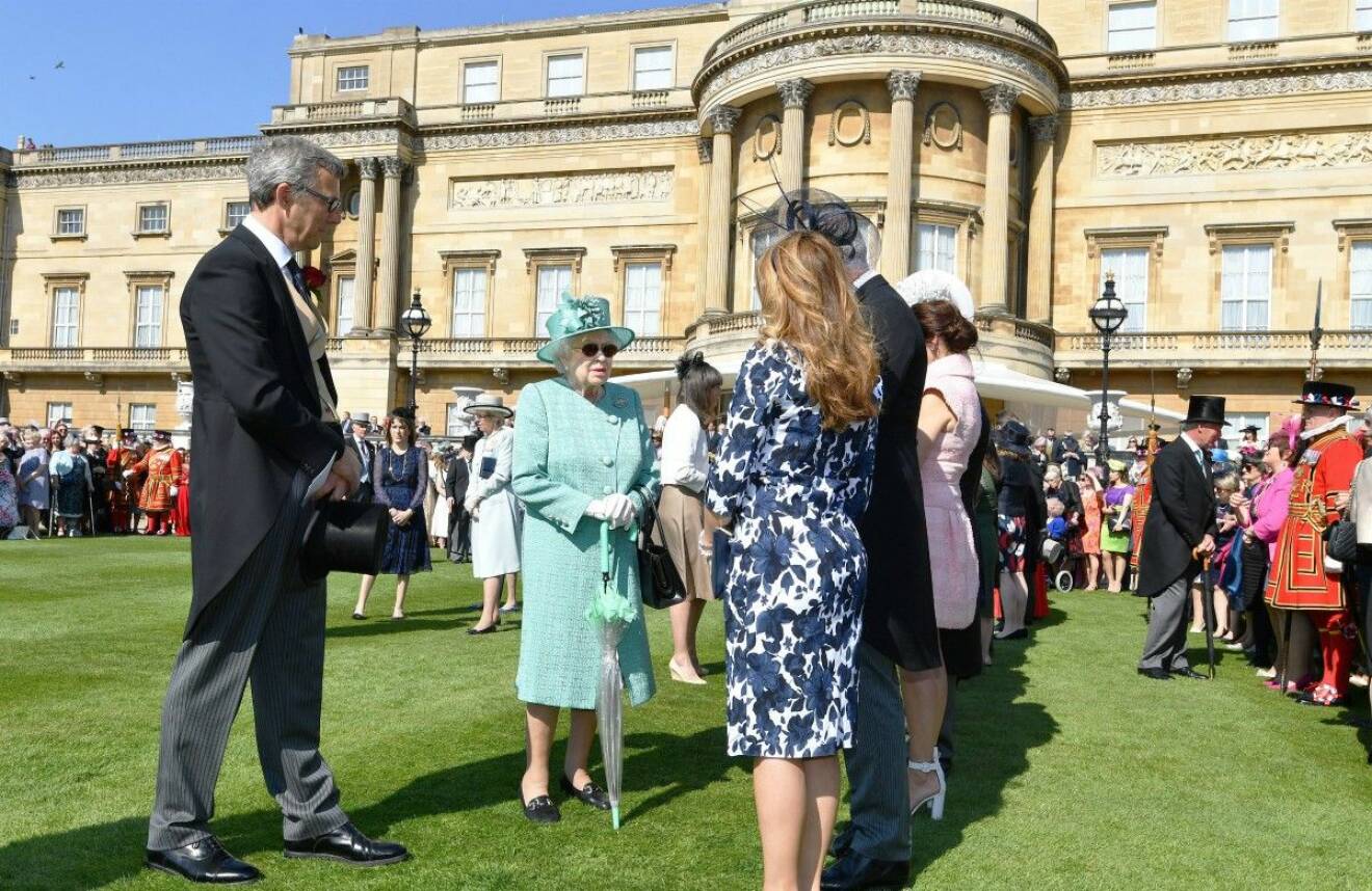 Drottning Elizabeth minglar rutinerat runt på sitt gardenparty på Buckingham Palace.