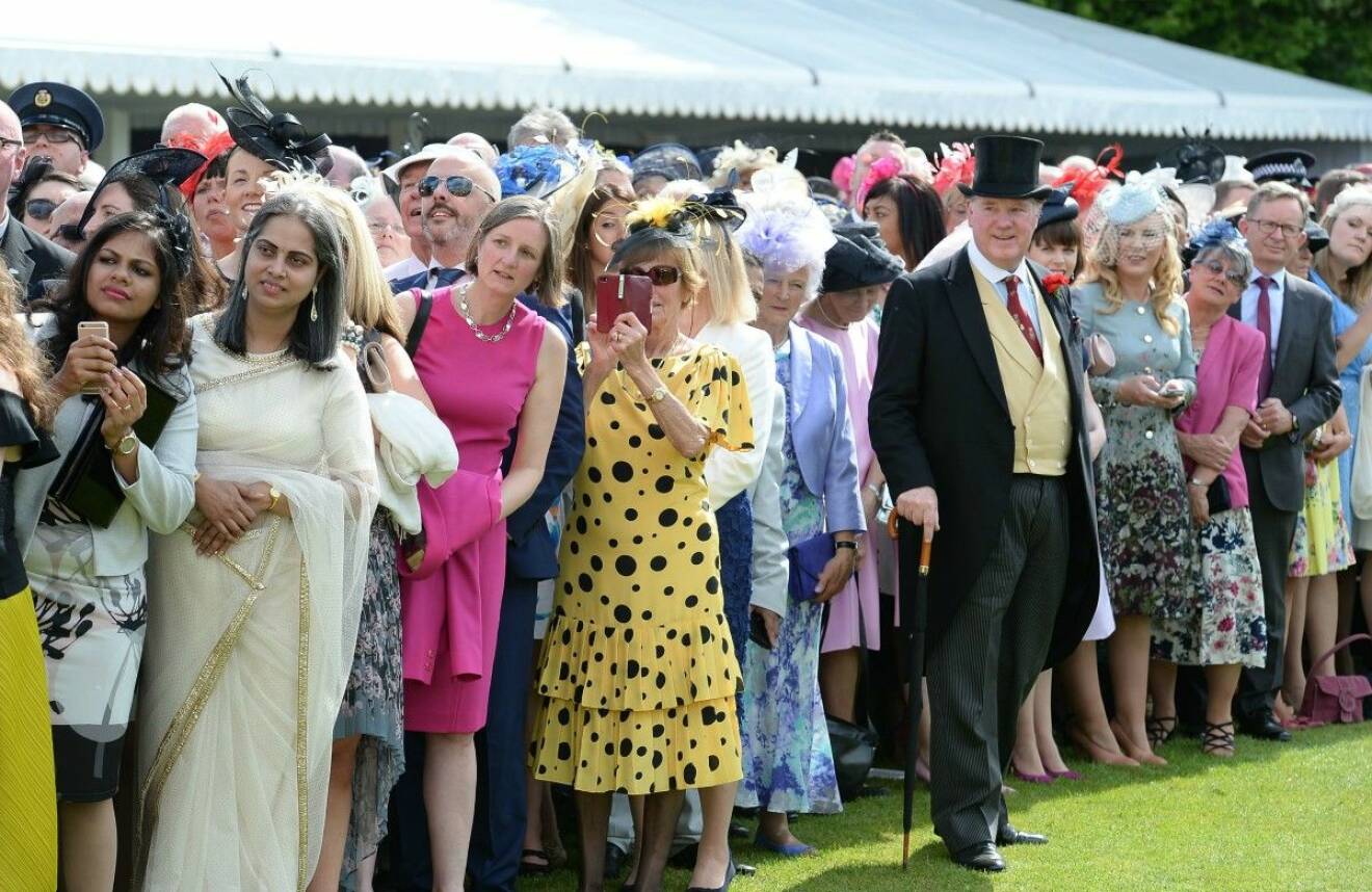 Rätta looken på drottning Elizabeths gardenparty. Klädkoden är dräkt, eller klänning med kavaj eller kappa. Och hatt förstås.