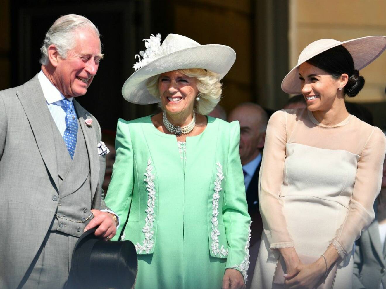 Meghan på gardenparty på Buckingham Palace tillsammans med prins Charles och Camilla.