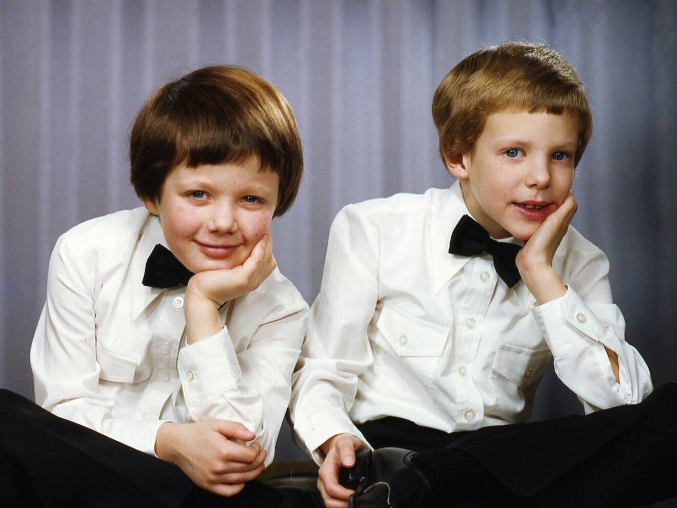 Prins Joachim och kronprins Frederik i likadana kläder. 