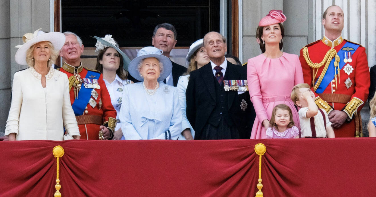 Den brittiska kungafamiljen samlad under Trooping The Colour 2017.