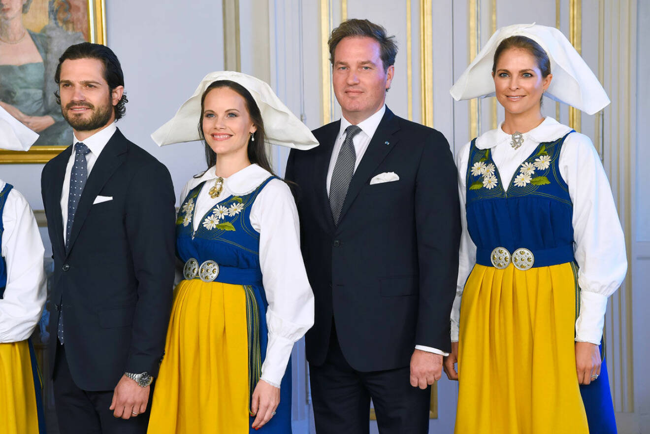 Prinsessan Sofia och prinsessan Madeleine uppklädda i Sverige-dräkterna. 