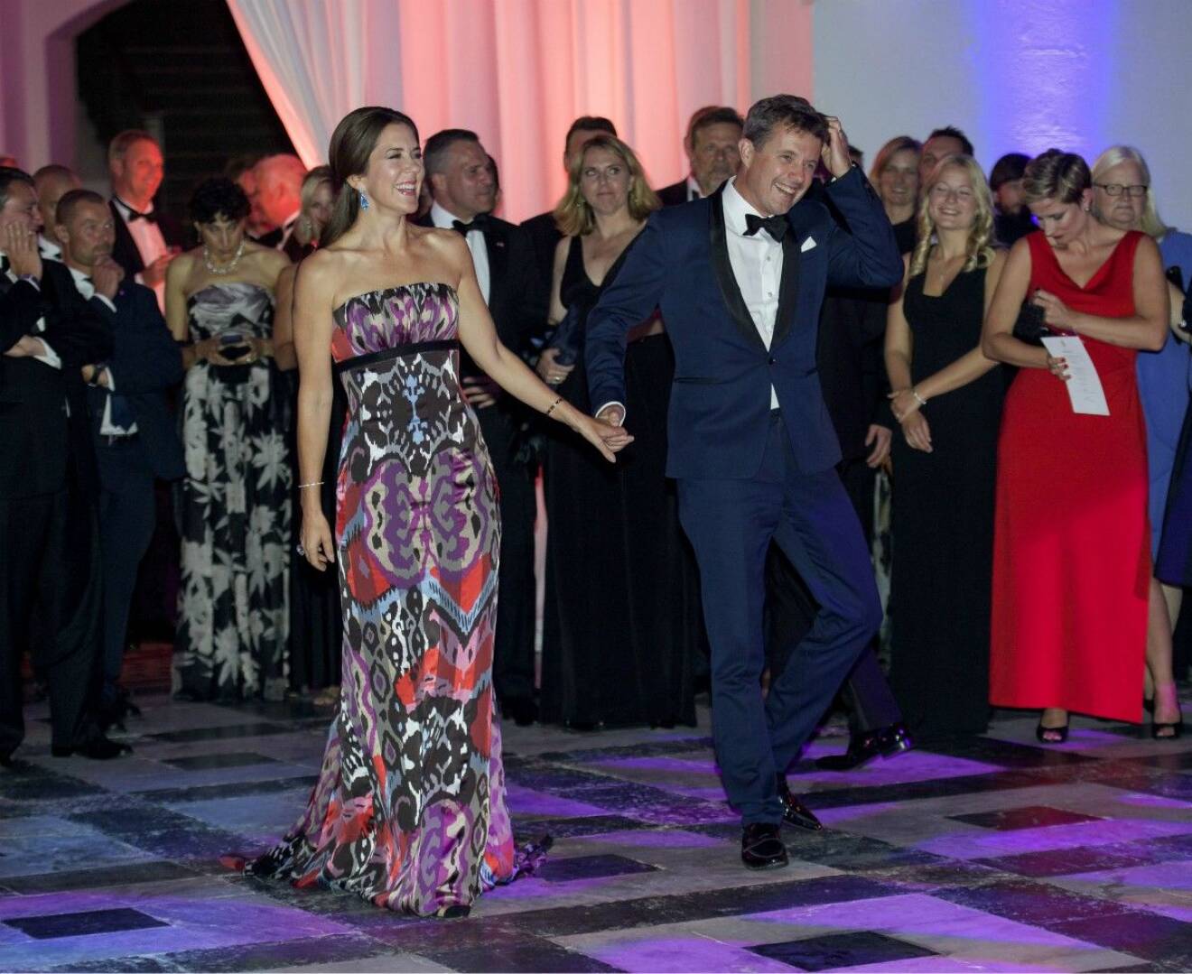 Danska kronprinsparet Frederik och Mary dansar.