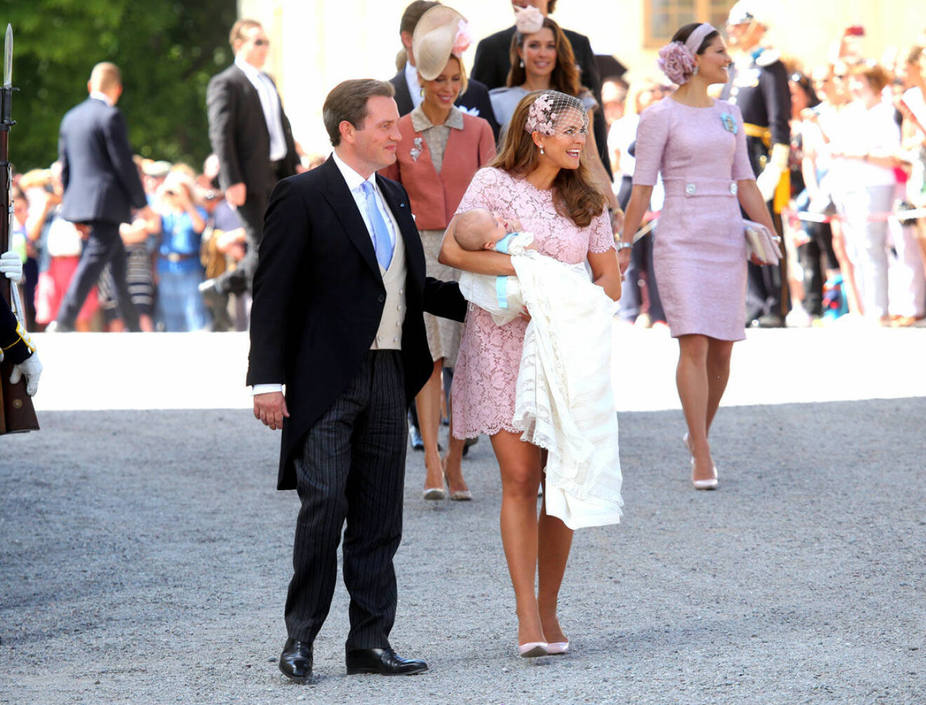 Prinsessan Madeleine och Chris O'Neill med lilla Leonore i armarna strax efter dopceremonin. 