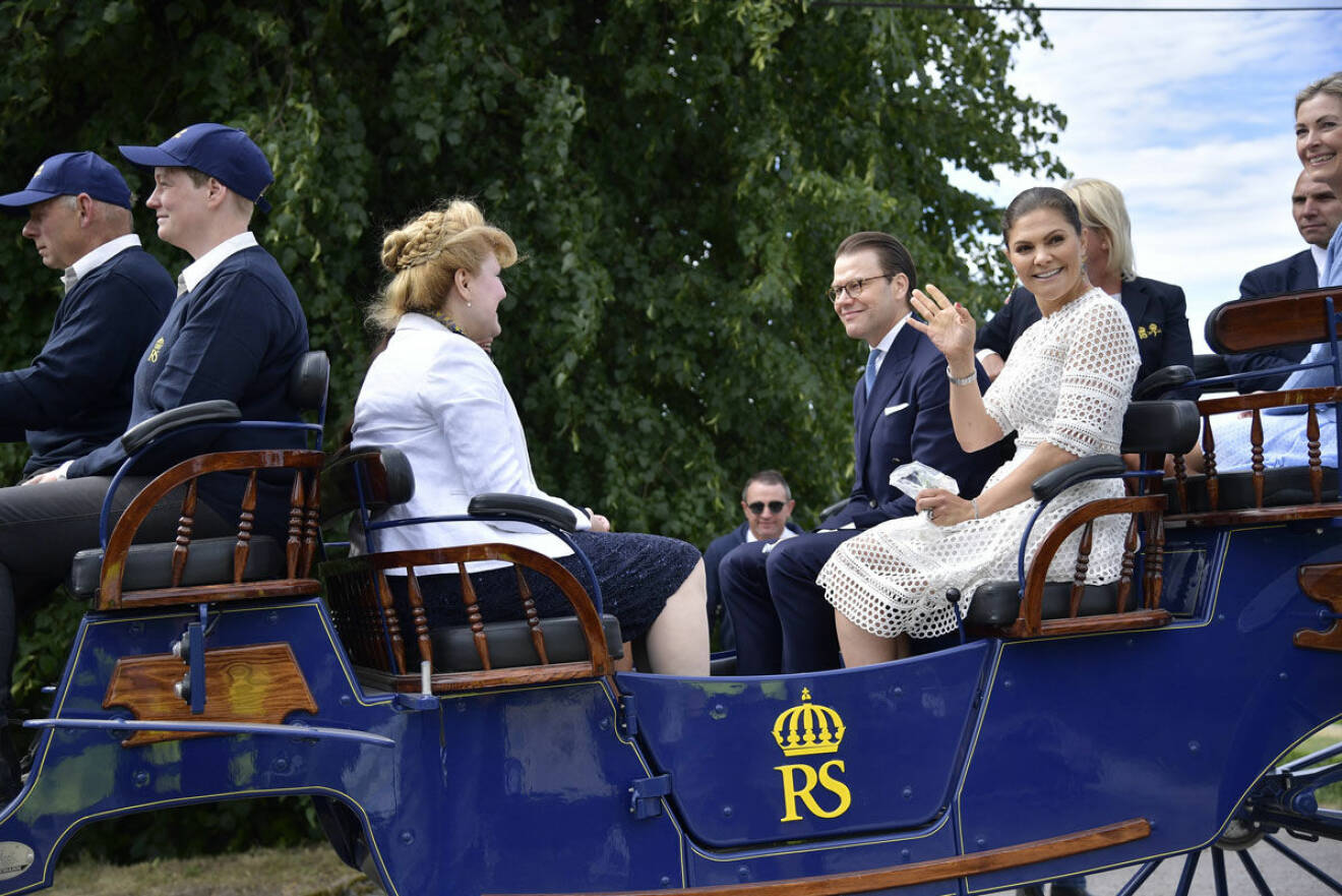 Kronprinsessparet fick åka häst och vagn mellan programmets punkter.
