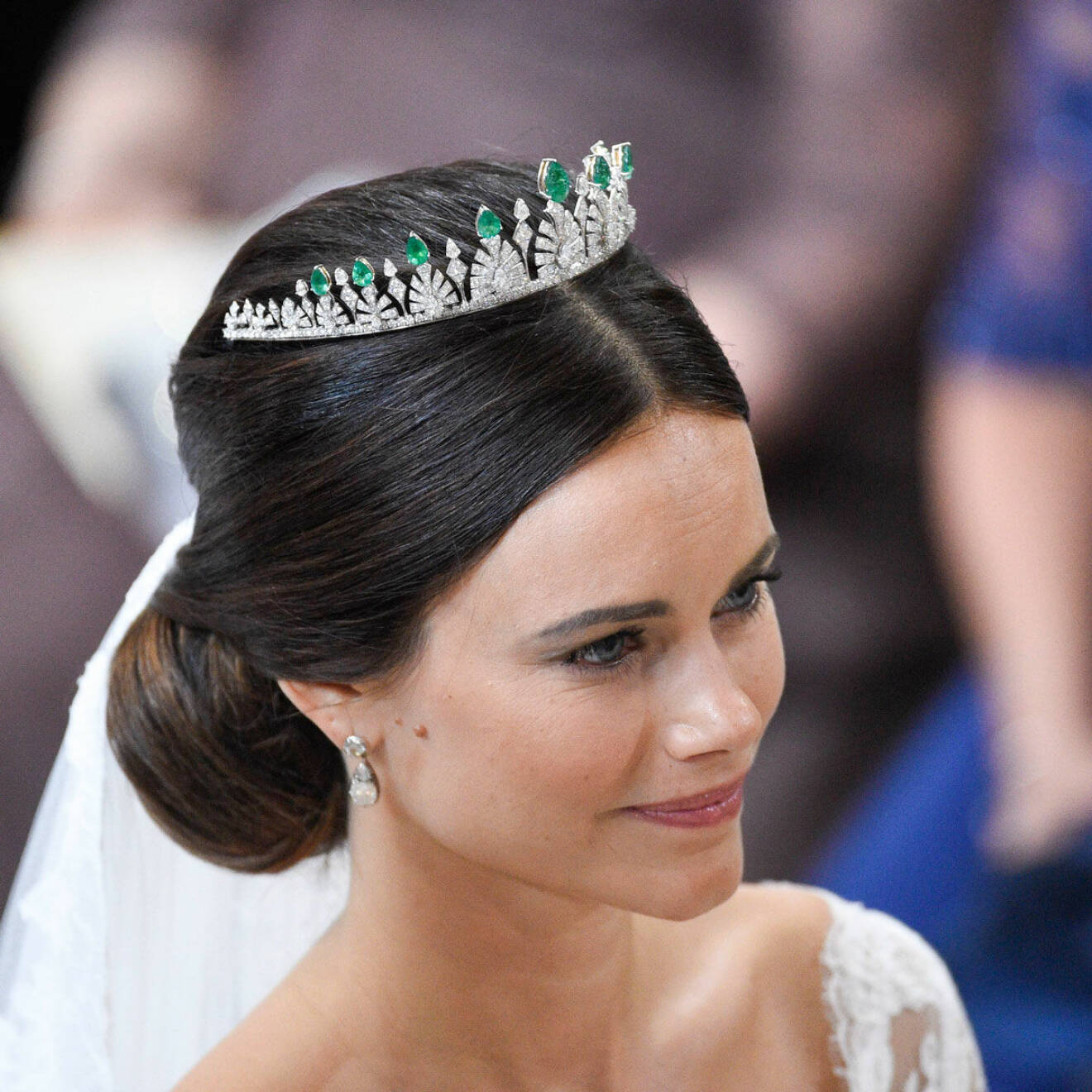 Många trodde att Sofia skulle låna en tiara, men istället bar hon en ny som visade sig vara en present från kungaparet. Tiaran är ett omgjort halsband som drottningen en gång fick vid ett statsbesök i Thailand.