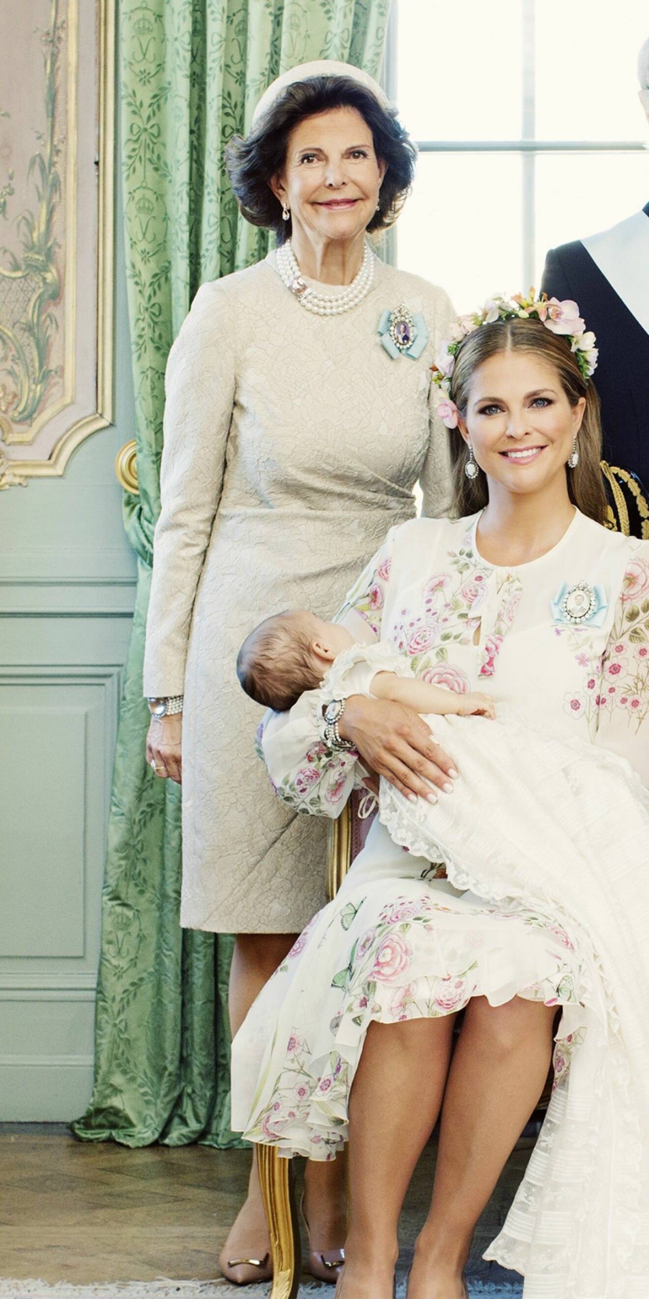 Drottning Silvia i en klänning från Camilla Thulin vid prinsessan Adriennes dop, Drottningholms Slottskyrka 8 juni 2018.