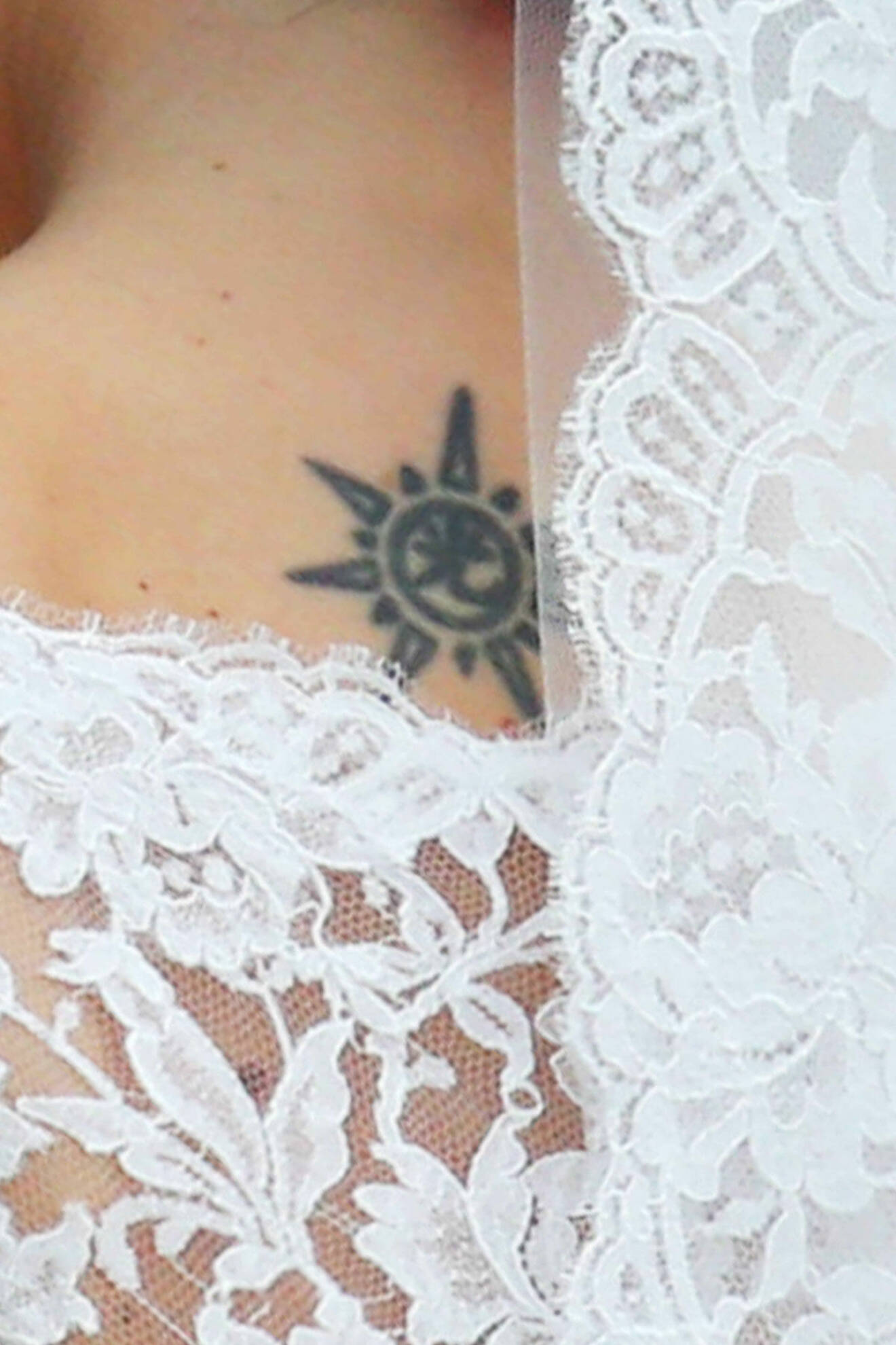 Många trodde nog att Sofia skulle dölja sin tatuering i nacken, men hon gjorde tvärtom och valde istället en klänningsdesign som framhävde den. Modigt!