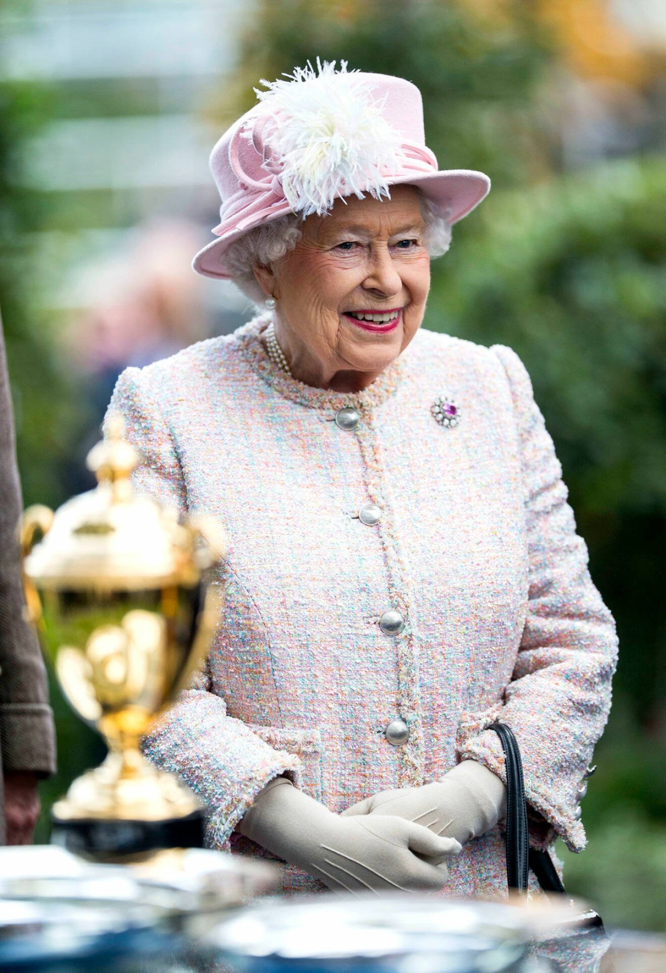 Årets höjdpunkt, tycker Drottning Elizabeth som har ett ständigt leende på läpparna under The Royal Ascort. 