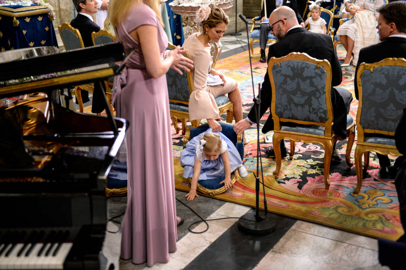 Hoppsan! På prins Oscars dop kunde det ha slutat illa. Prinsessan Leonore lyckades välta omkull sin sammetsklädda lilla stol, men klarade sig som tur var med blotta förskräckelsen. 