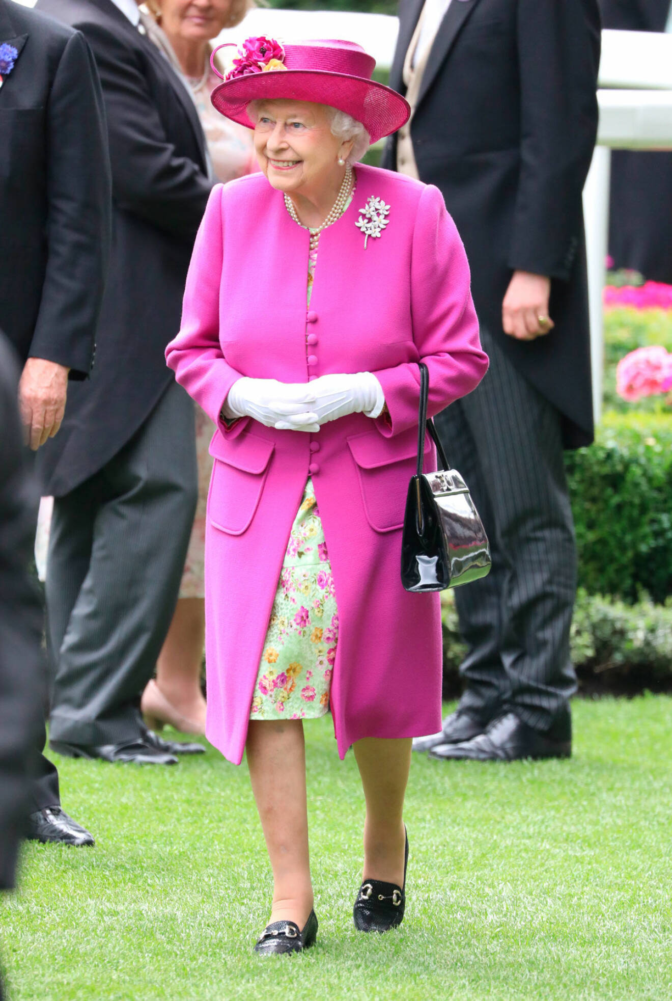 Drottning Elizabeth i rosa under Royal Ascort. 
