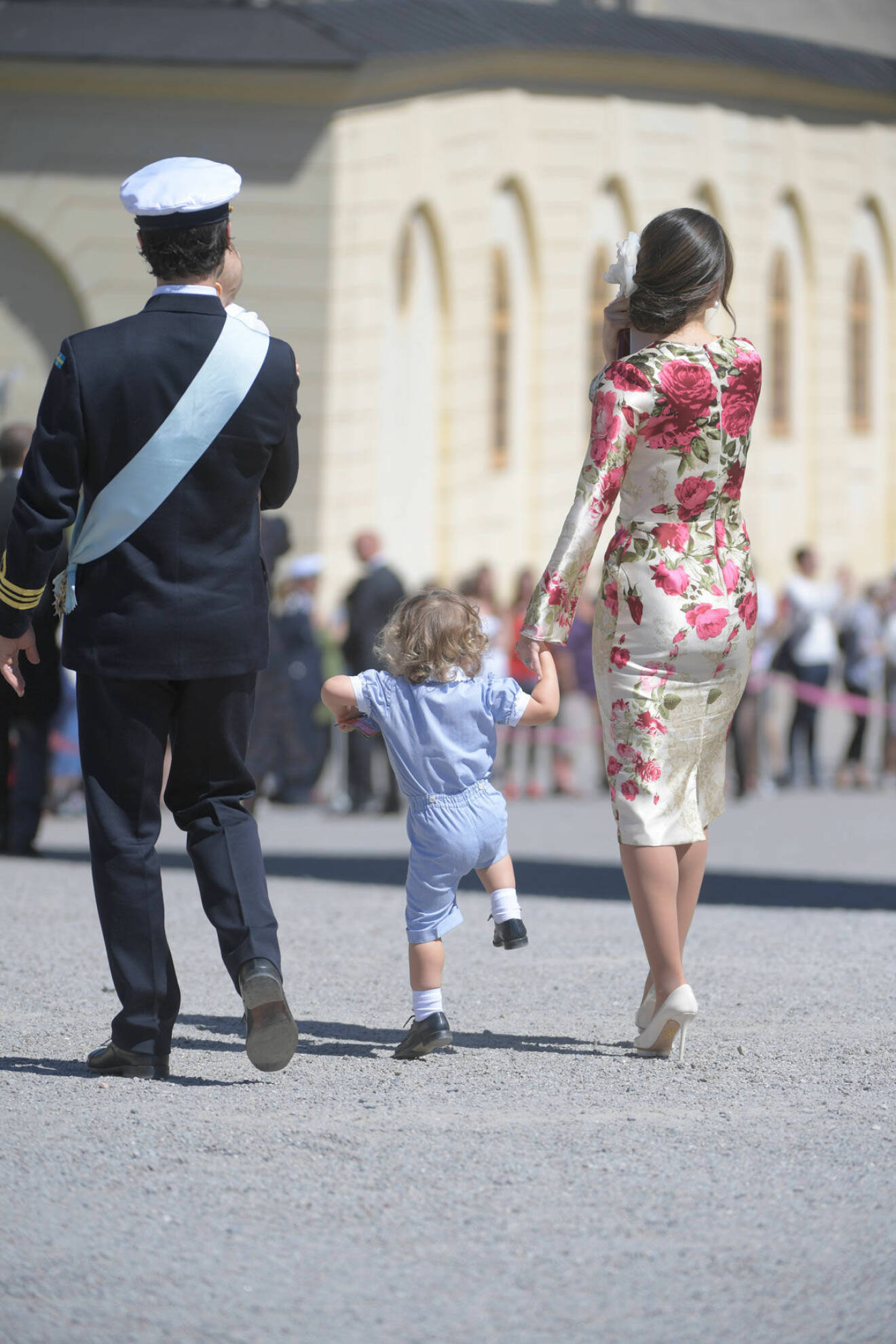 Prins Alexander med föräldrarna Sofia och Carl Philip efter ceremonin. 