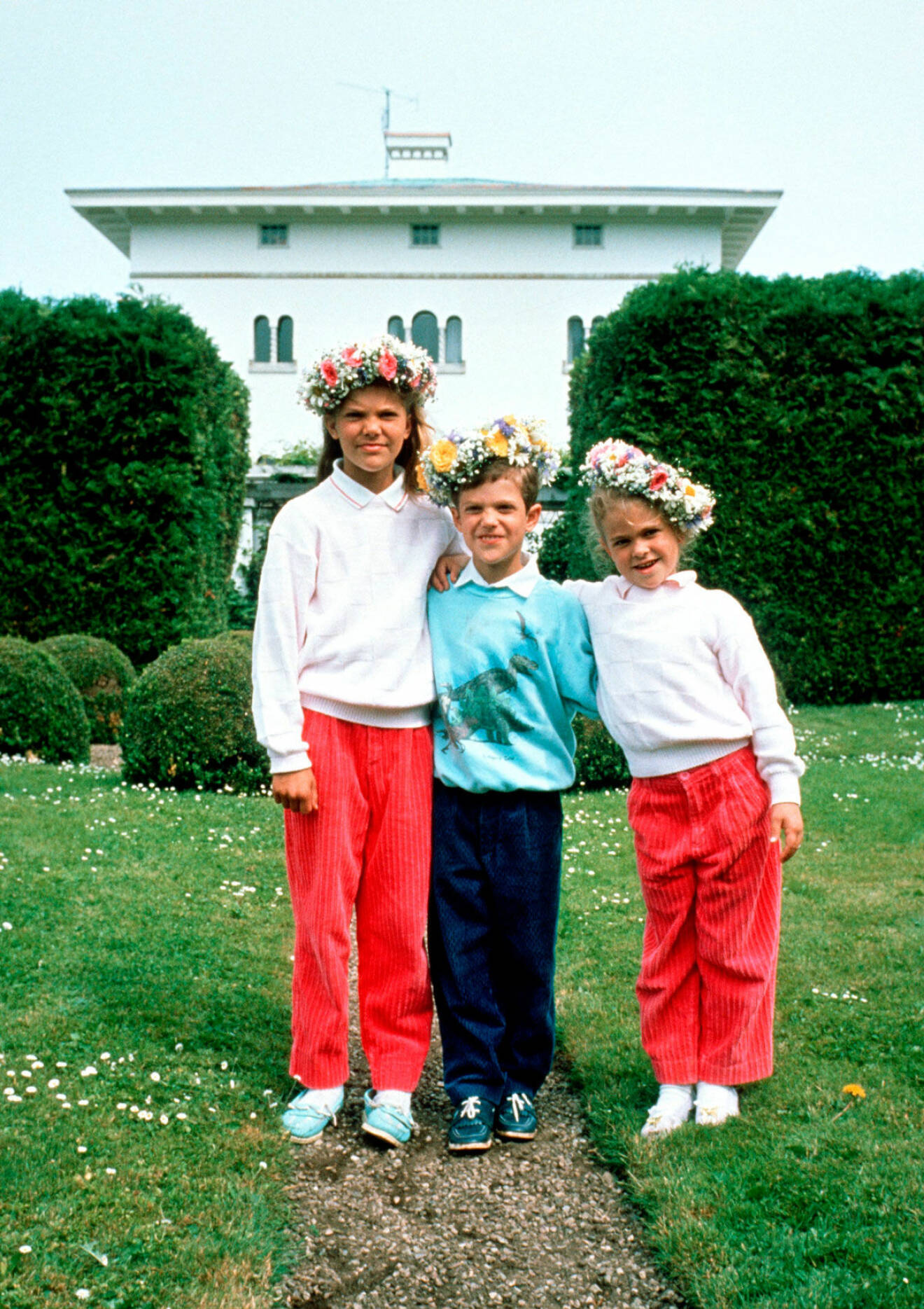 Victoria, Carl Philip och Madeleine utanför Sollidens slott på Öland. 