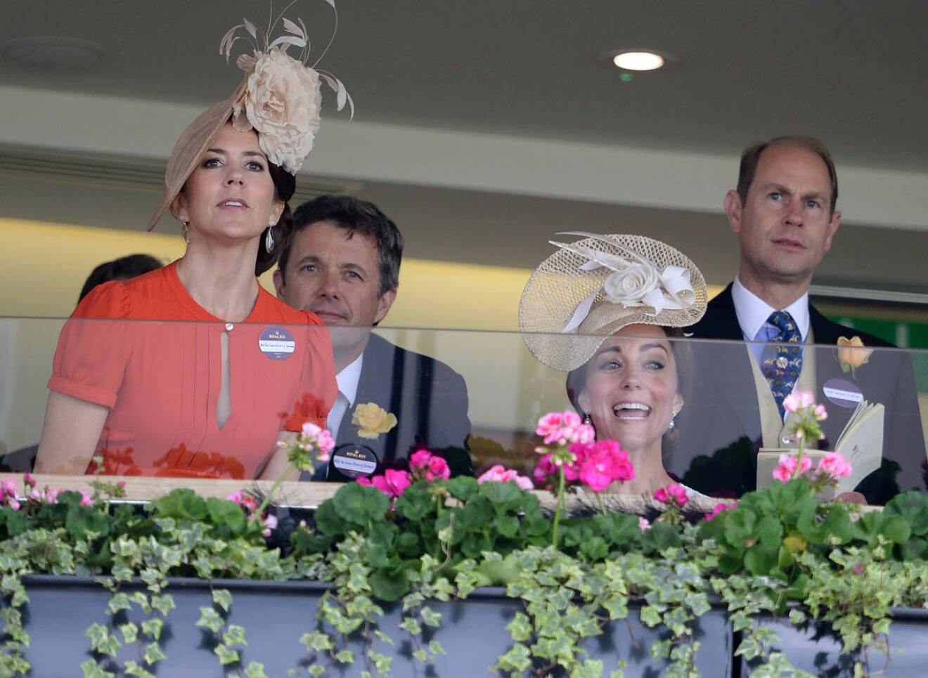 Kungligheter från världens hörn. Under 2016 besökte prinsessan Mary och kronprins Frederik tävlingen. Självklart i en privat loge vid Royal Ascot