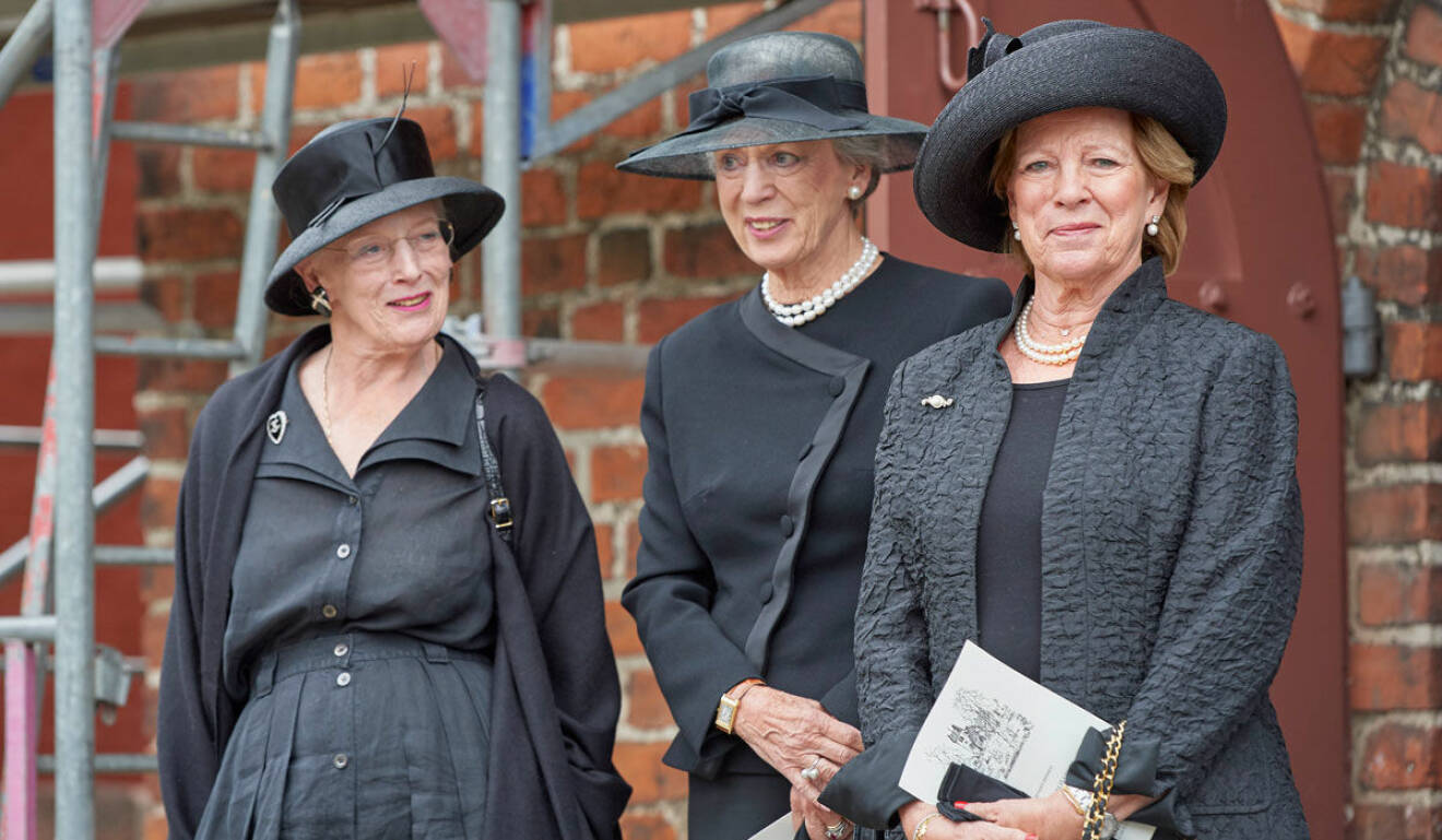 g Margrethe med systrarna Benedikte och Anne-Marie stod samlade utanför kyrkan.