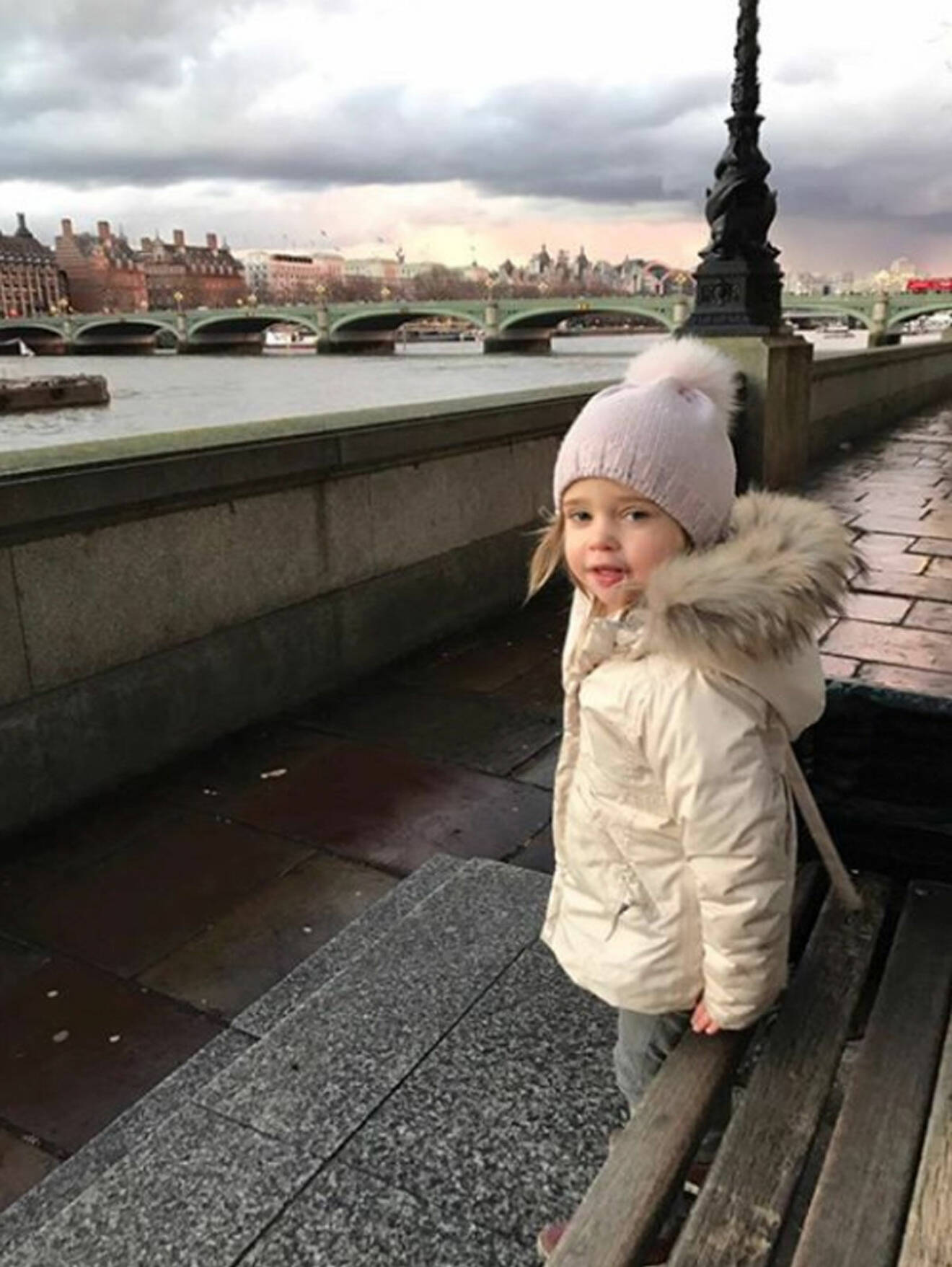Lilla Leonore får stå modell på promenad med mamma Madeleine. Foto: Prinsessan Madeleines Facebook. 