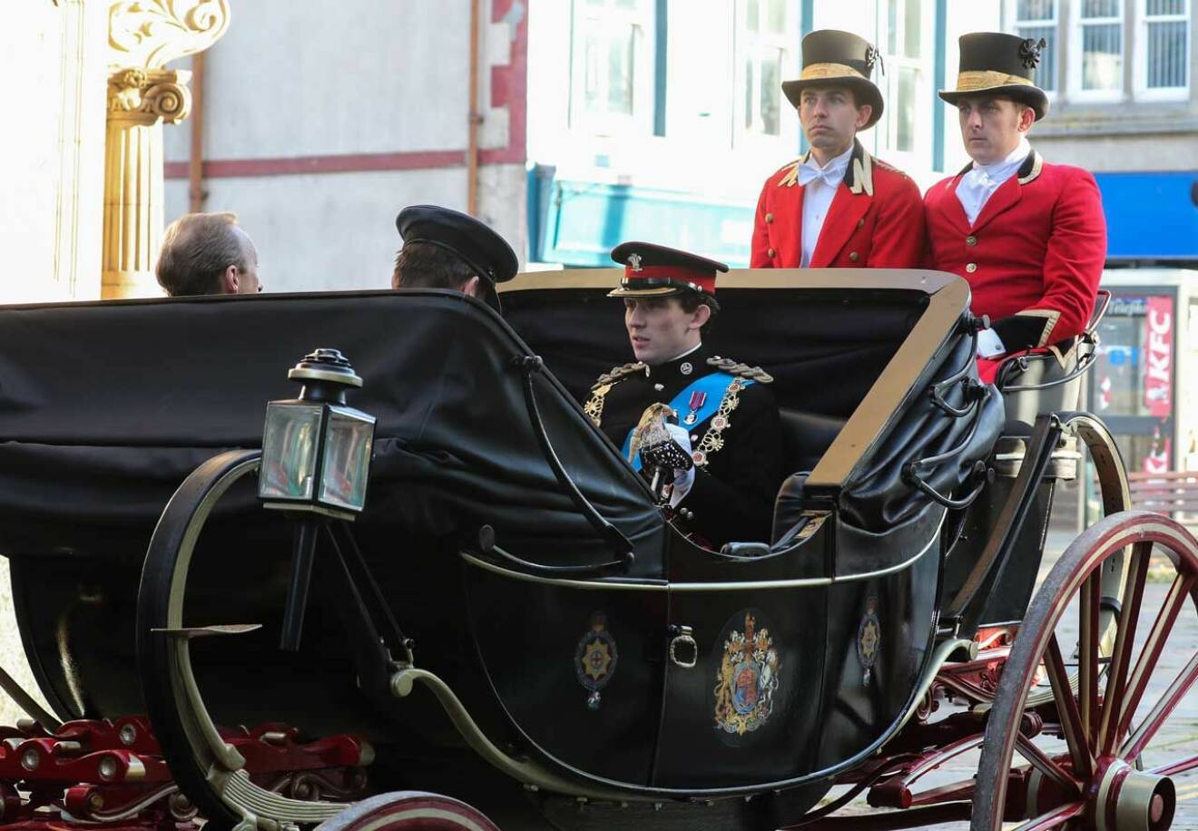 En scen ur kommande The Crown där prins Charles karaktär åker i en vagn dragen av hästar. 
