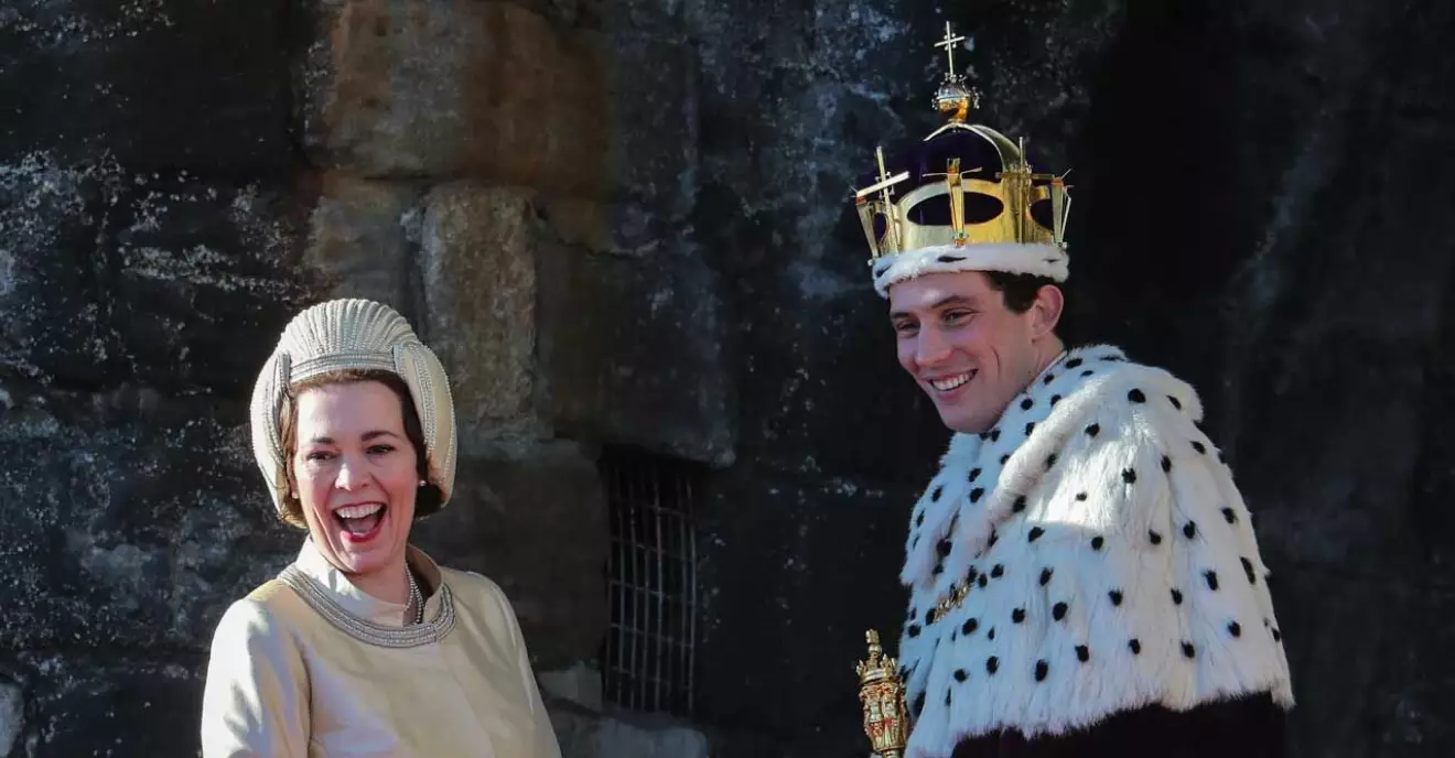 Olivia Colman som drottning Elizabeth i säsong 3 av The Crown. Här när prins Charles får ta emot kronan, spiran och manteln. 