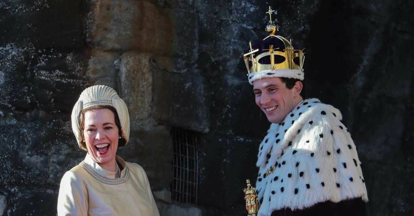 Olivia Colman som drottning Elizabeth i säsong 3 av The Crown. Här när prins Charles får ta emot kronan, spiran och manteln. 
