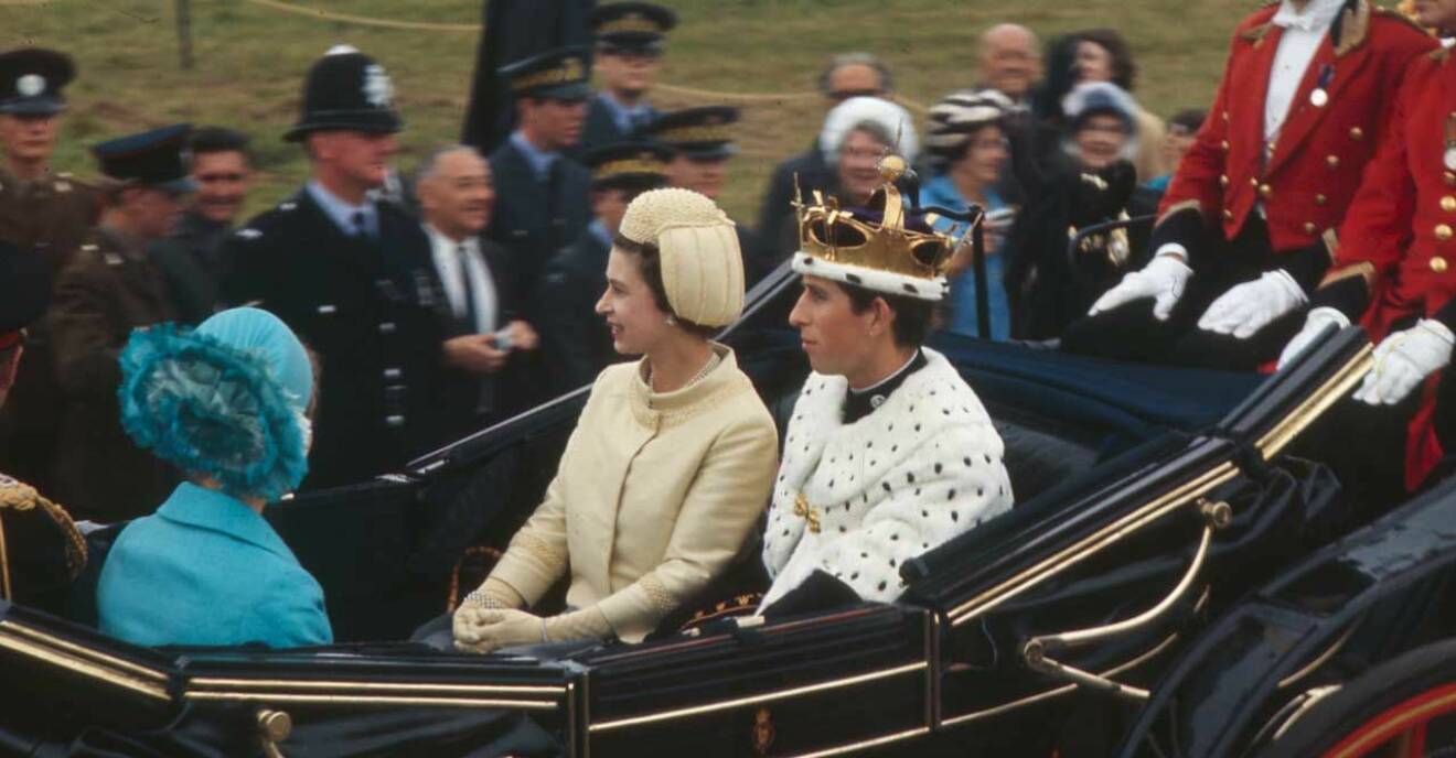 Foto på drottning Elizabeth och prins Charles från det riktiga tillfället. 