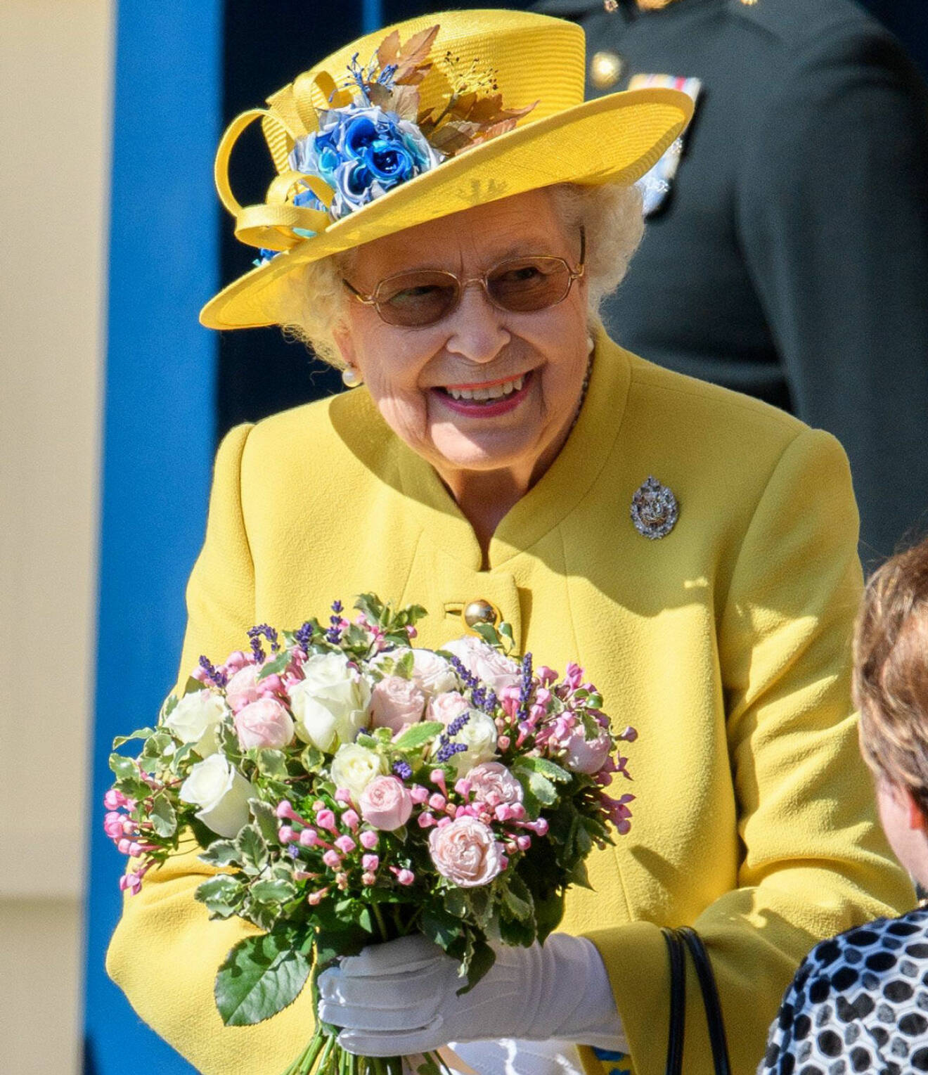 Drottning Elizabeth i en gul outfit