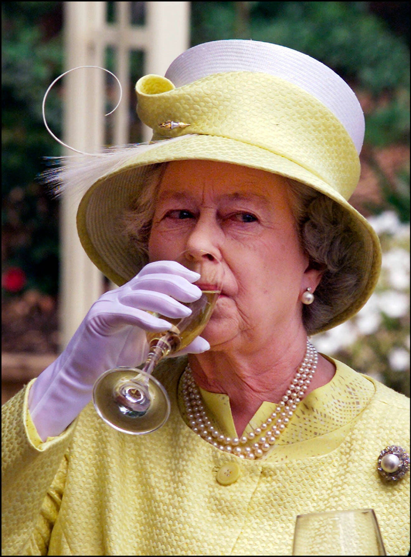 Drottning Elizabeth avnjuter gärna champagne. Men helst inte när medierna ser på - en av de få bilderna Svensk Damtidningen kunde hitta var denna från 2002. 