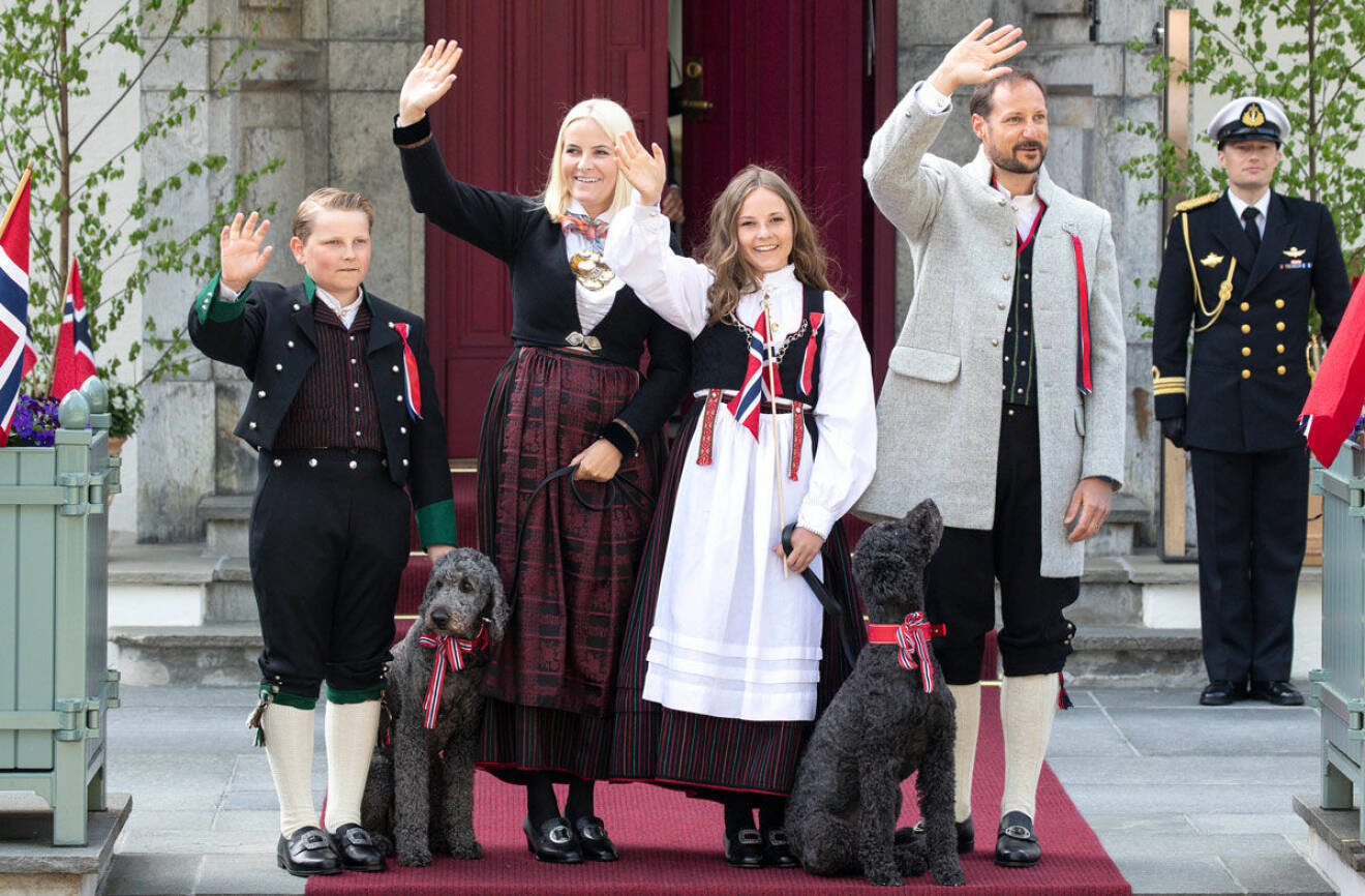 När norska kungafamiljen firade nationaldagen fanns även familjens hundar Milly Kakao och Muffins Kråkebolle med. 