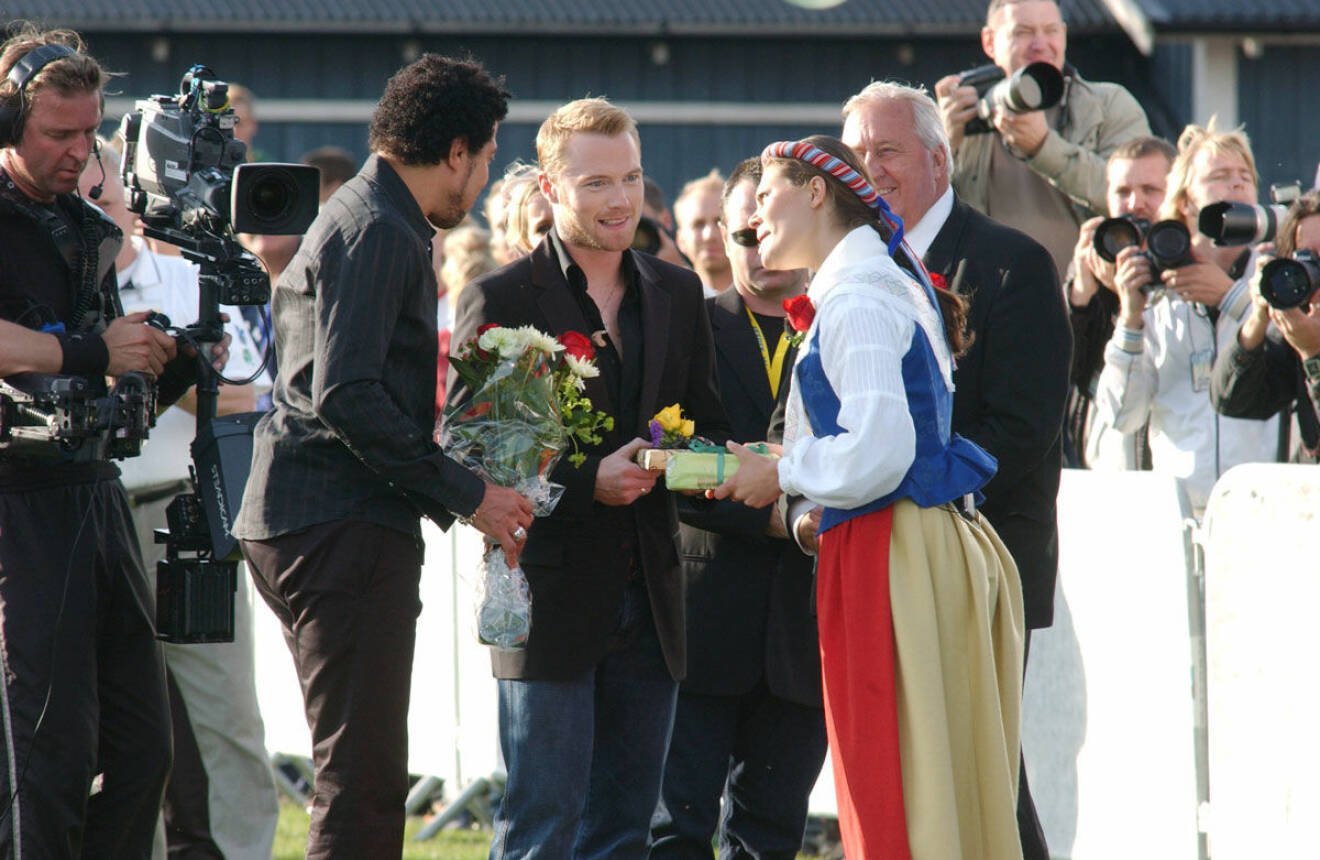 Victoria hälsar Lionel Richie och Ronan Keating välkomna till Borgholm under 2004. 