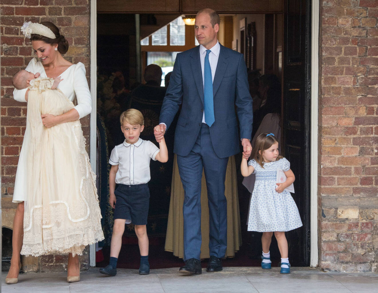 Den kungliga prinsfamiljen lämnar kyrkan efter dopceremonin.