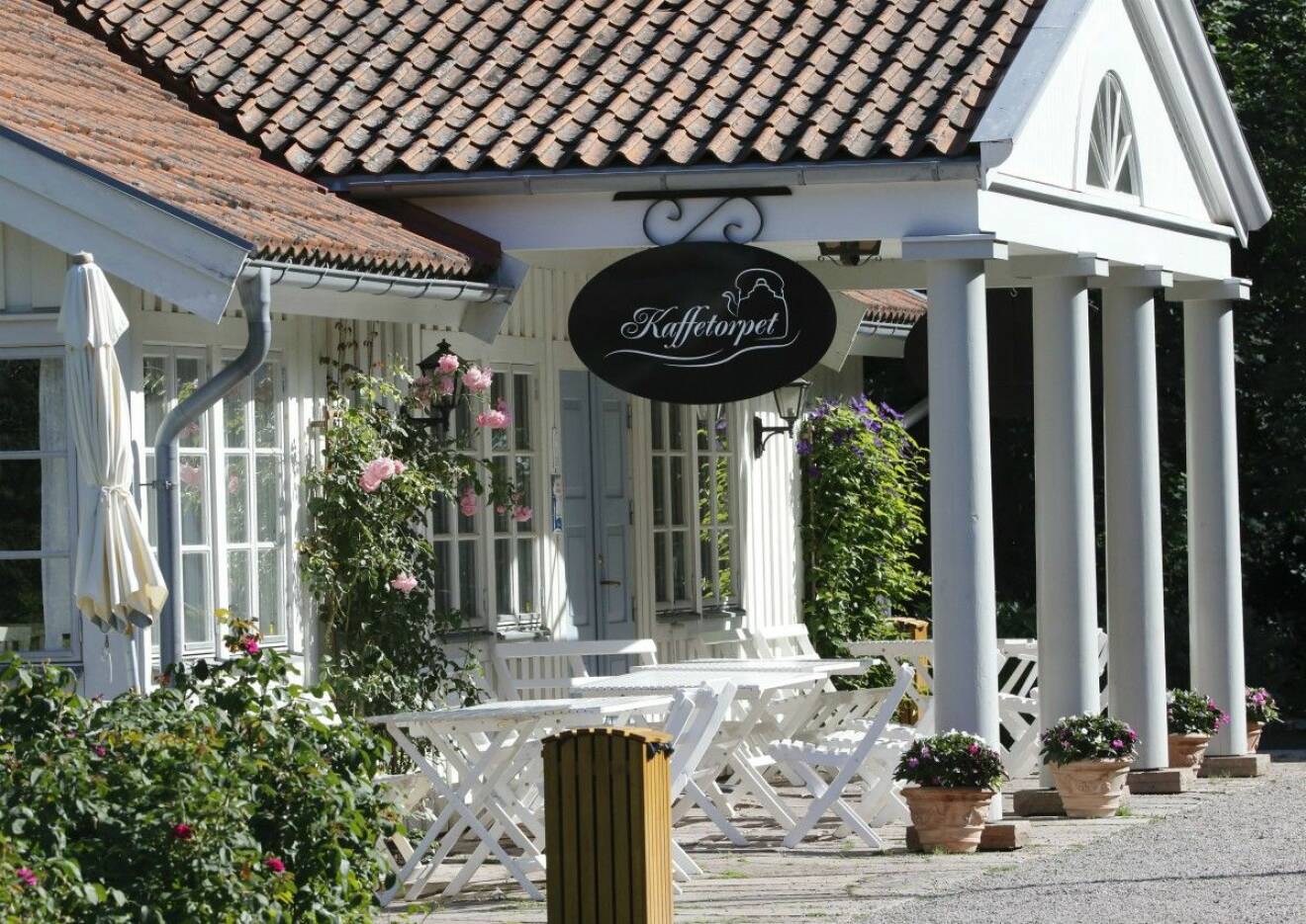 Den trevliga serveringen och cafét Kaffetorpet på Sollidens slott på Öland.