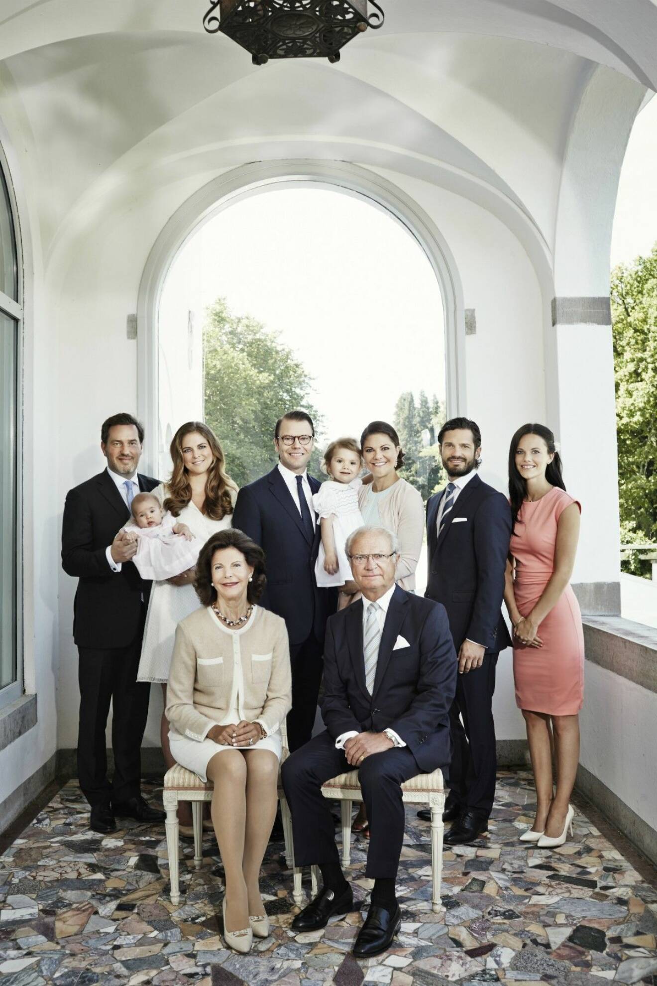 Kungafamiljen samlade på verandan på Sollidens Slott juli 2014.
