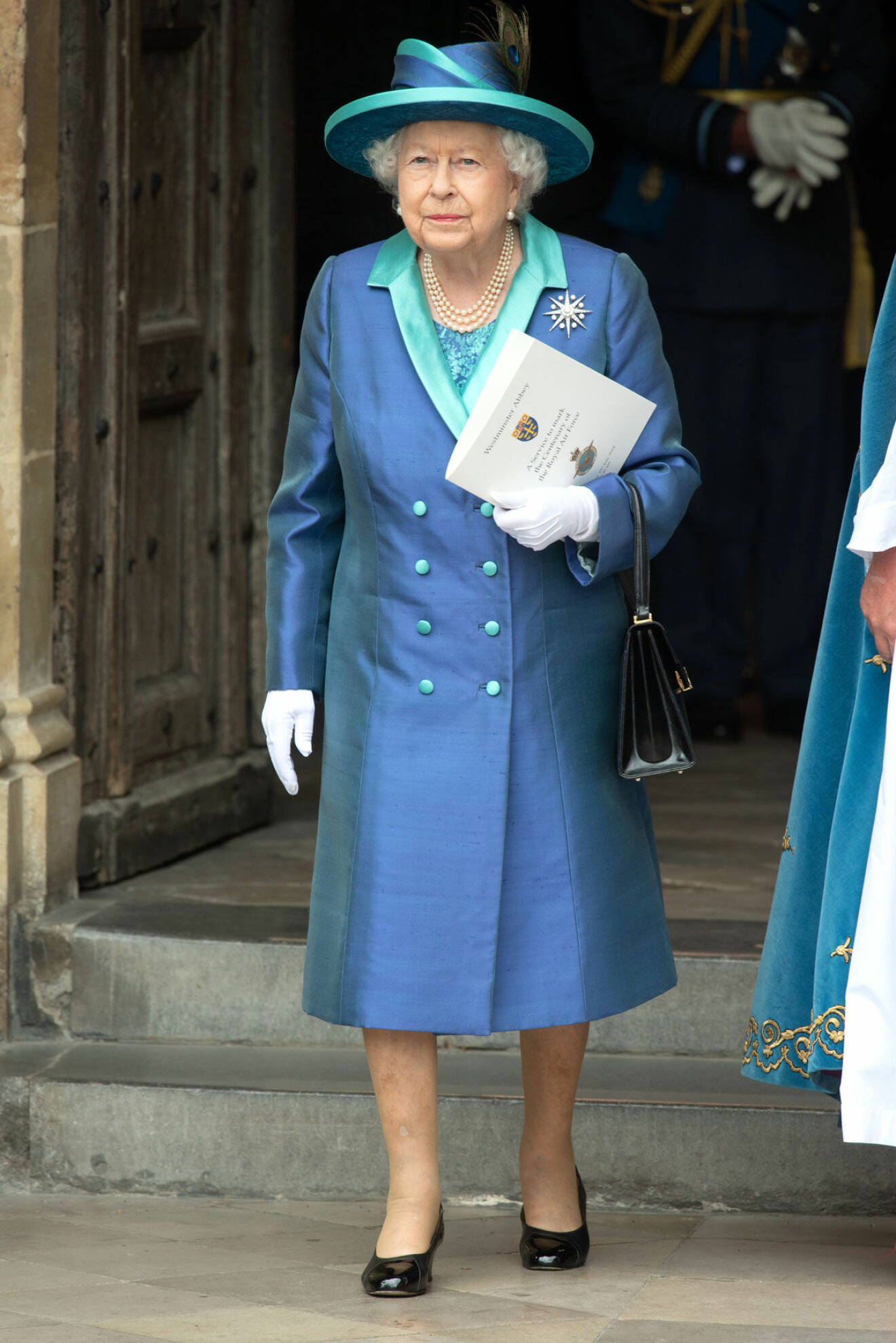 Många var lättade över att se drottning Elizabeth må bra. 