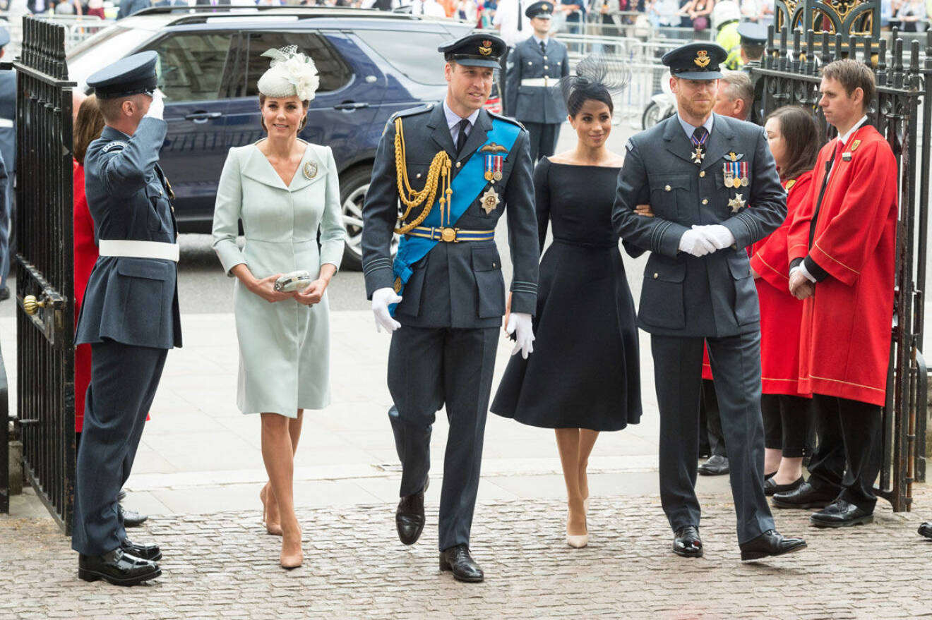 Prinsarna William och Harry med hertiginnorna Kate och Meghan anländer till gudstjänsten. 