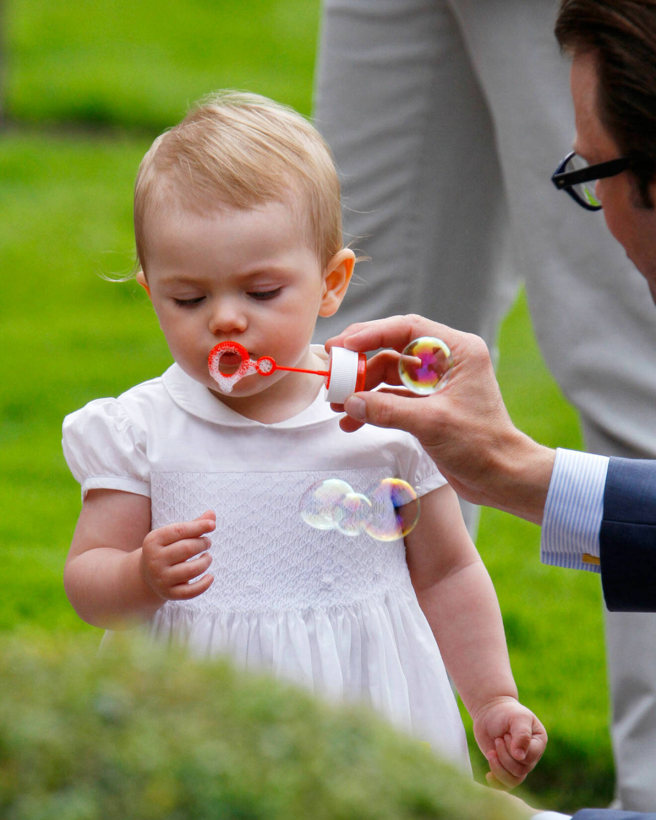 Prinsessan Estelle blåste såpbubblor med pappa Daniel. 