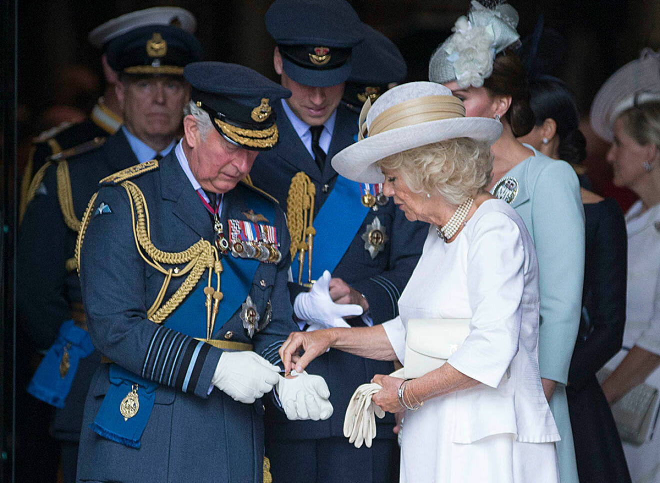 Camilla gav Charles en hjälpande hand. 