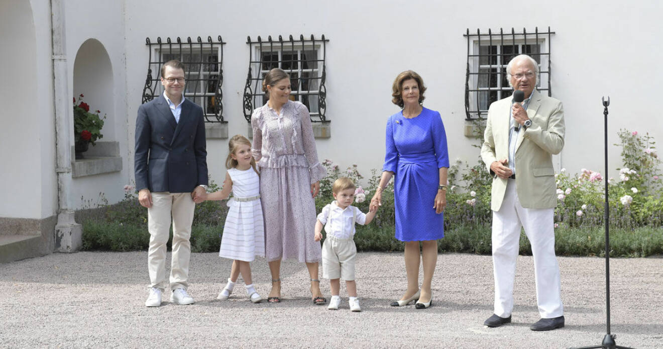 Kronprinsessfamiljen och kungaparet utanför Sollidens slott under Victoriadagen. 