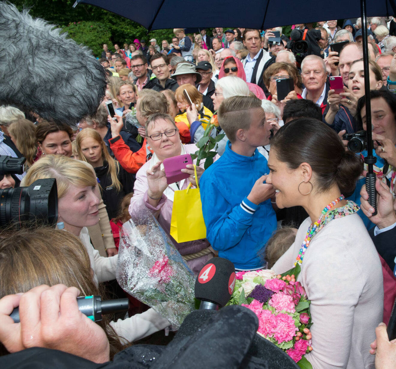 En stor folkmassa hade samlats utanför Solliden slott där Ellen Myrgård Lindén träffade kronprinsessan. 