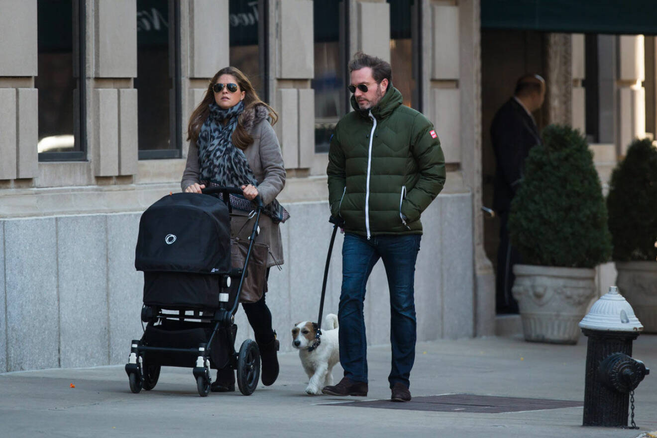 Såhär såg det ut senast Madeleine och Chris bodde i USA, då i New York. Här är de ute på promenad med lilla Leonore i barnvagnen och rastar hunden Zorro. 