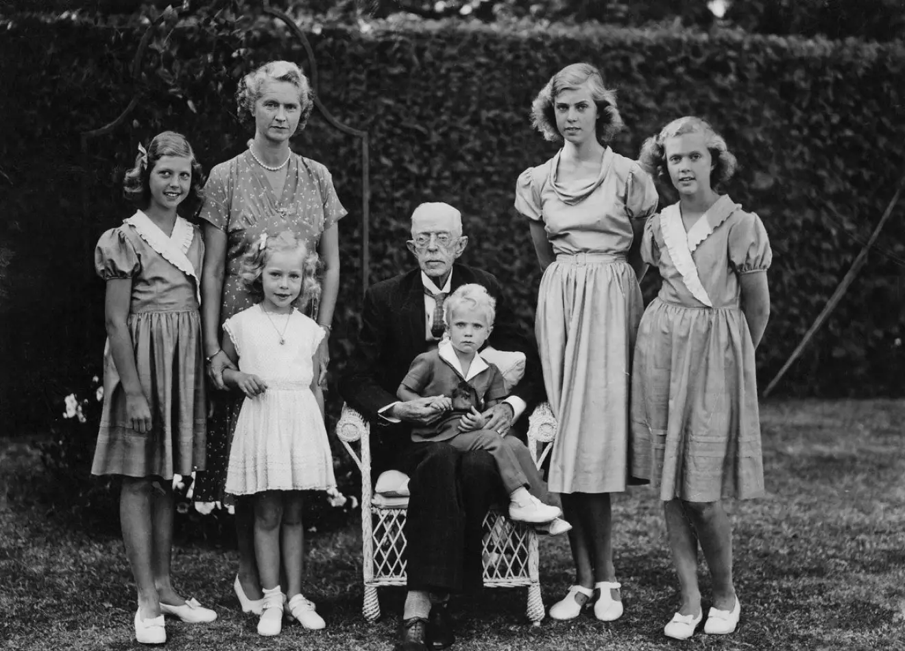 Från vänster: Prinsessan Désirée, prinsessan Sibylla, prinsessan Christina, prinsessan Margaretha, och prinsessan Birgitta. De har samlats en sommardag på kungafamiljen slott Solliden på Öland den 25 Augusti 1949.