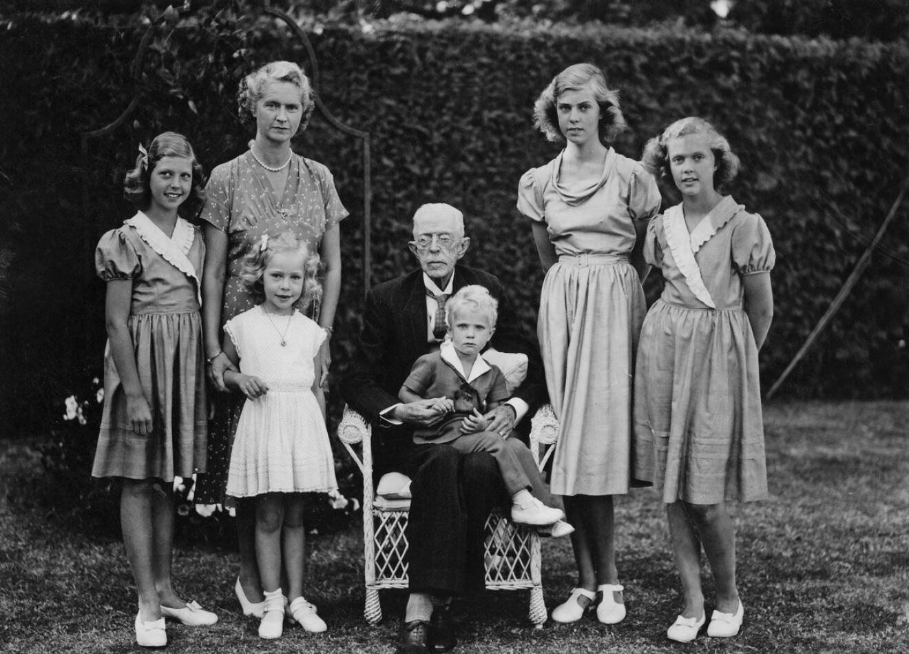 Från vänster: Prinsessan Désirée, prinsessan Sibylla, prinsessan Christina, prinsessan Margaretha, och prinsessan Birgitta. De har samlats en sommardag på kungafamiljen slott Solliden på Öland den 25 Augusti 1949.