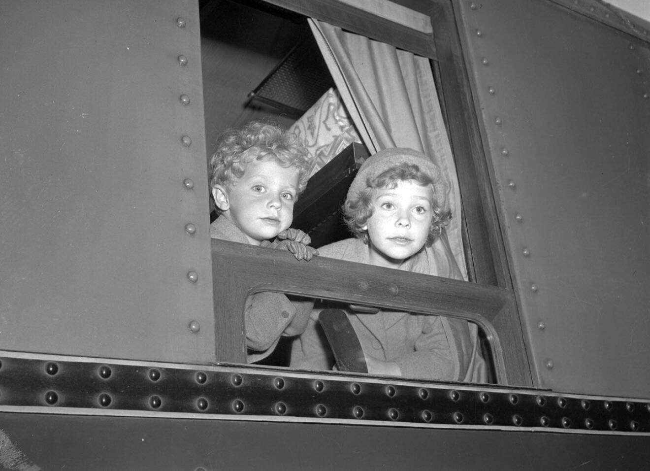 Prins Carl Gustaf och prinsessan Christina på väg med tåg till Solliden för att träffa kung Gustaf V.